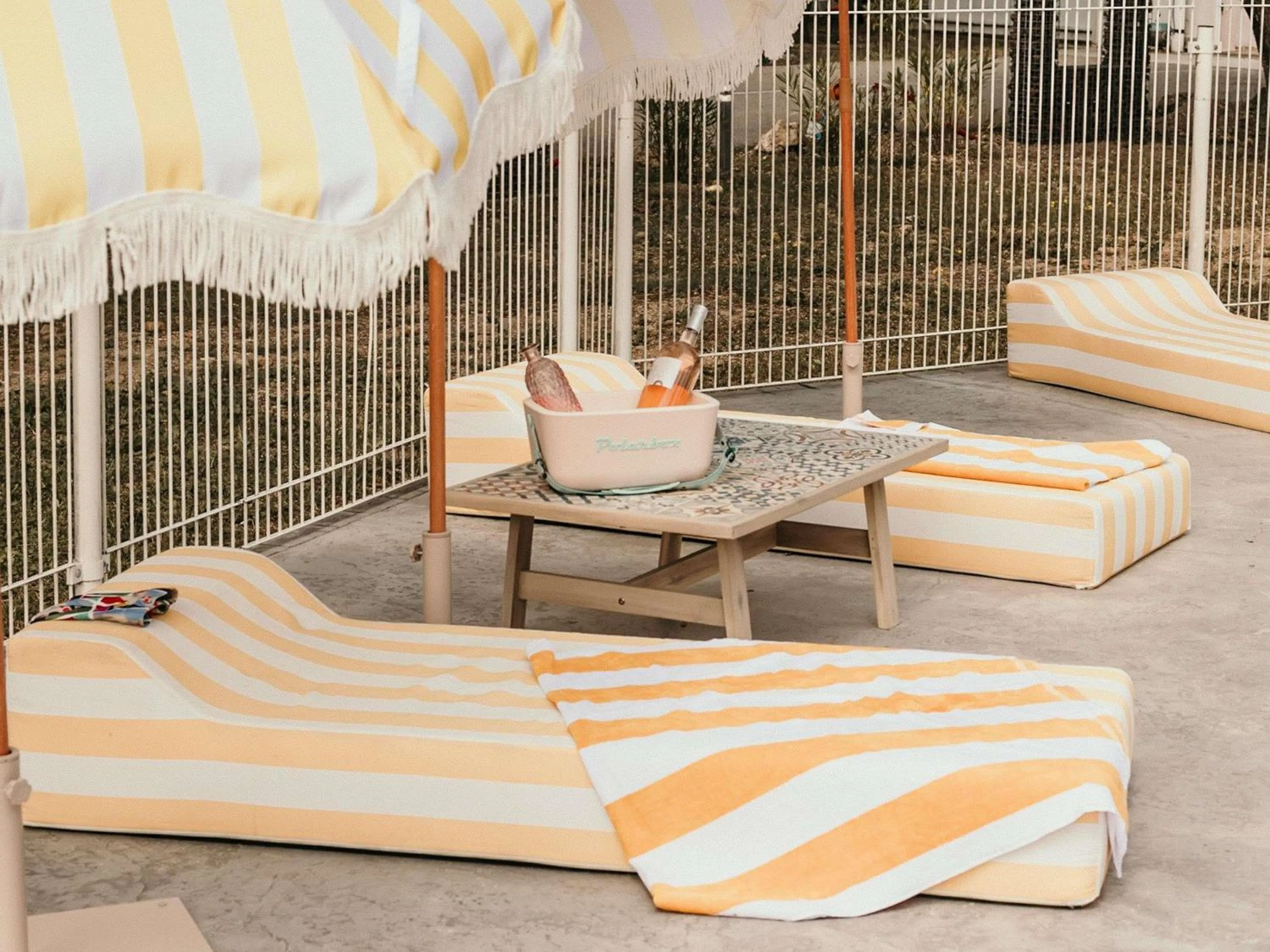 Pool view in greet hôtel Pont du Gard - Route d'Avignon