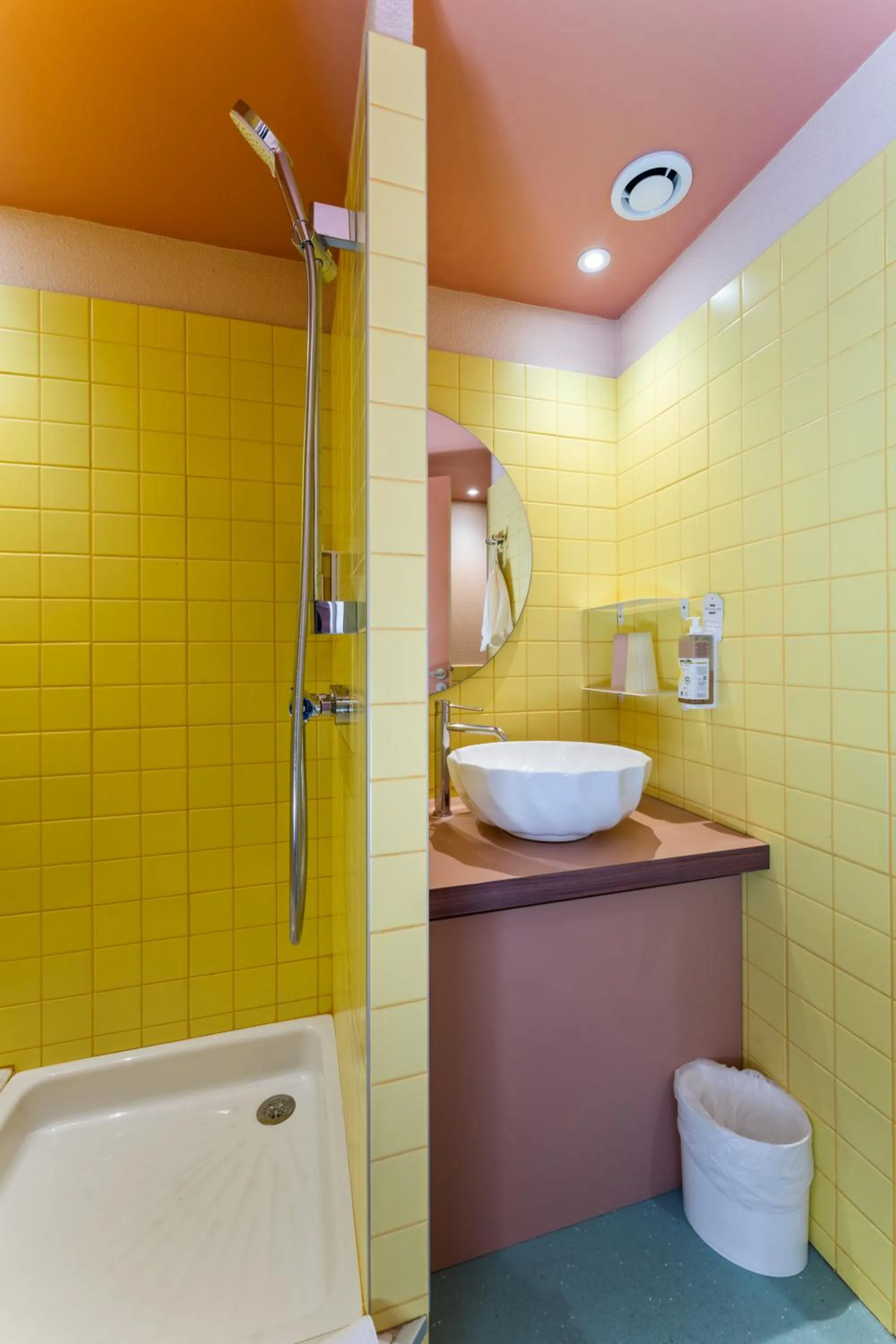 Bathroom in greet hôtel Pont du Gard - Route d'Avignon