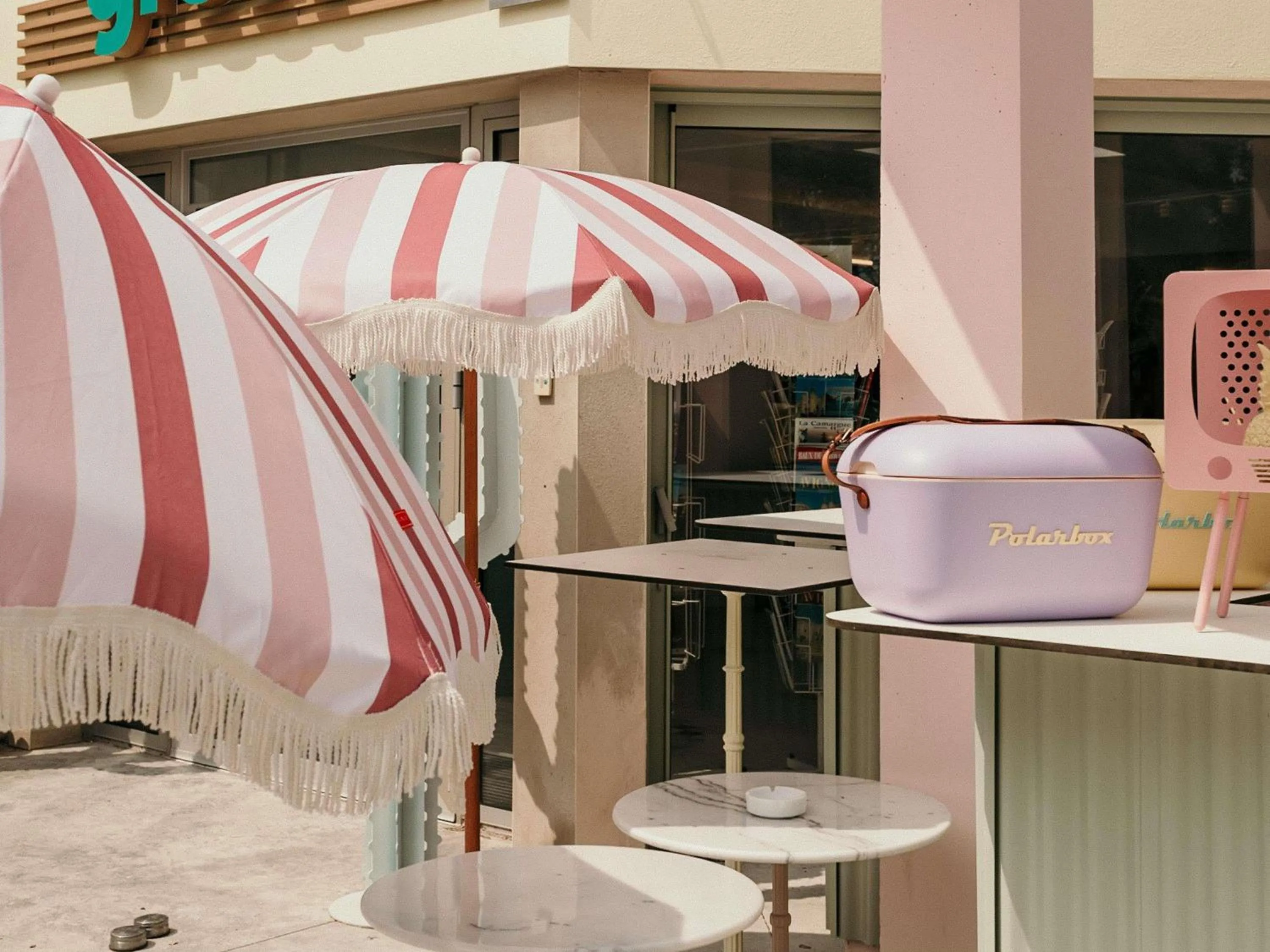 Lounge or bar in greet hôtel Pont du Gard - Route d'Avignon