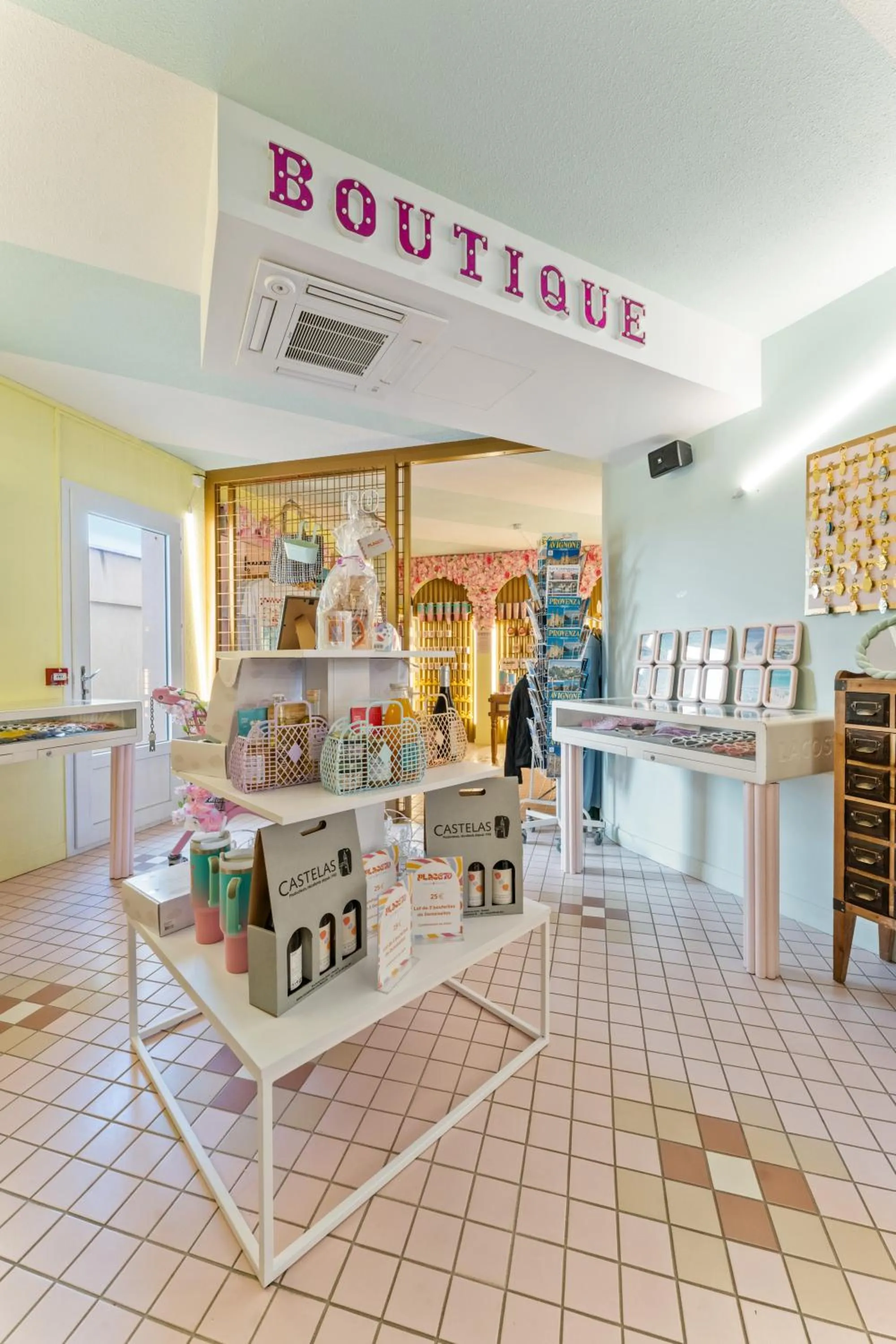 On-site shops in greet hôtel Pont du Gard - Route d'Avignon