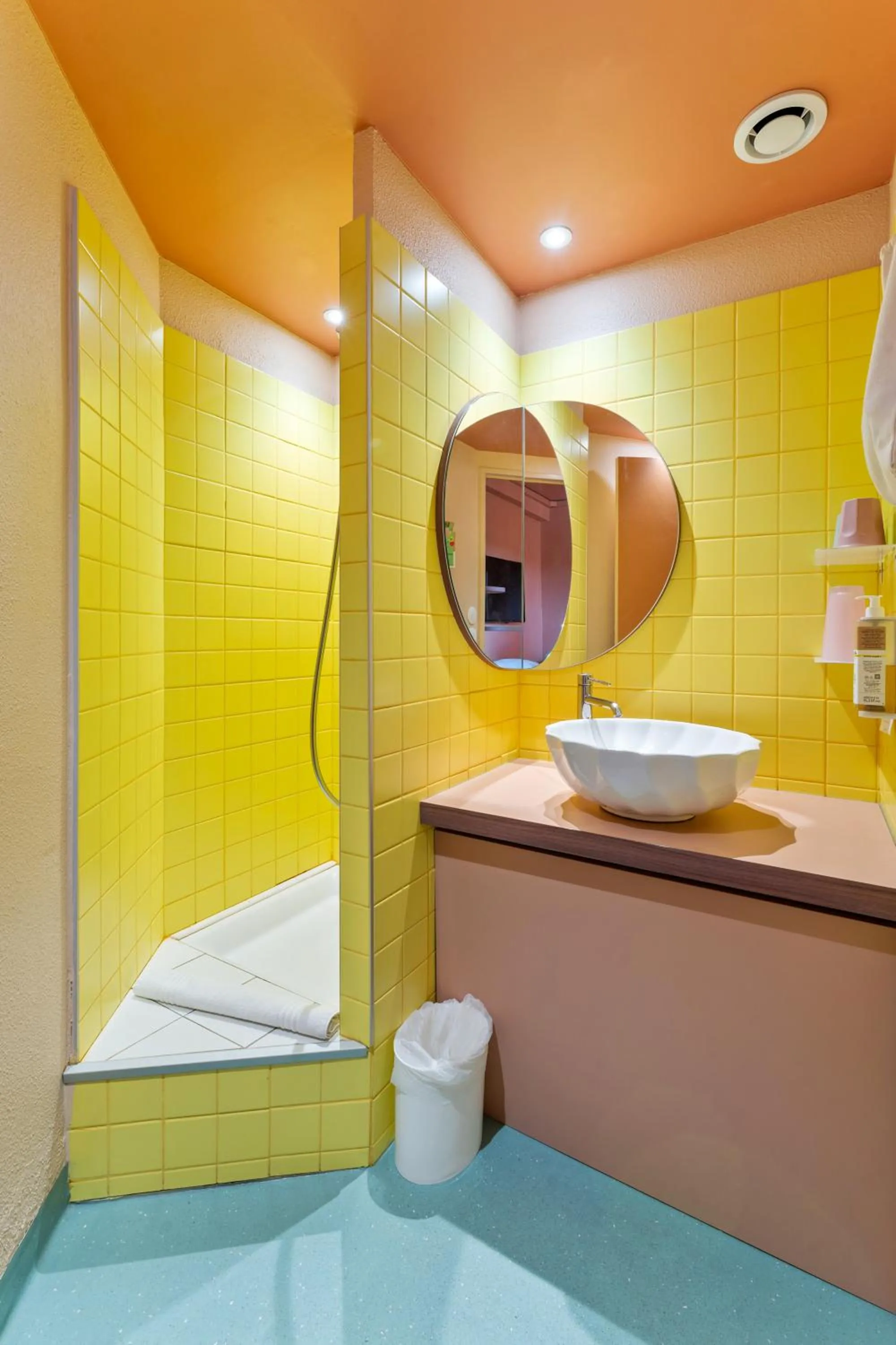 Bathroom in greet hôtel Pont du Gard - Route d'Avignon