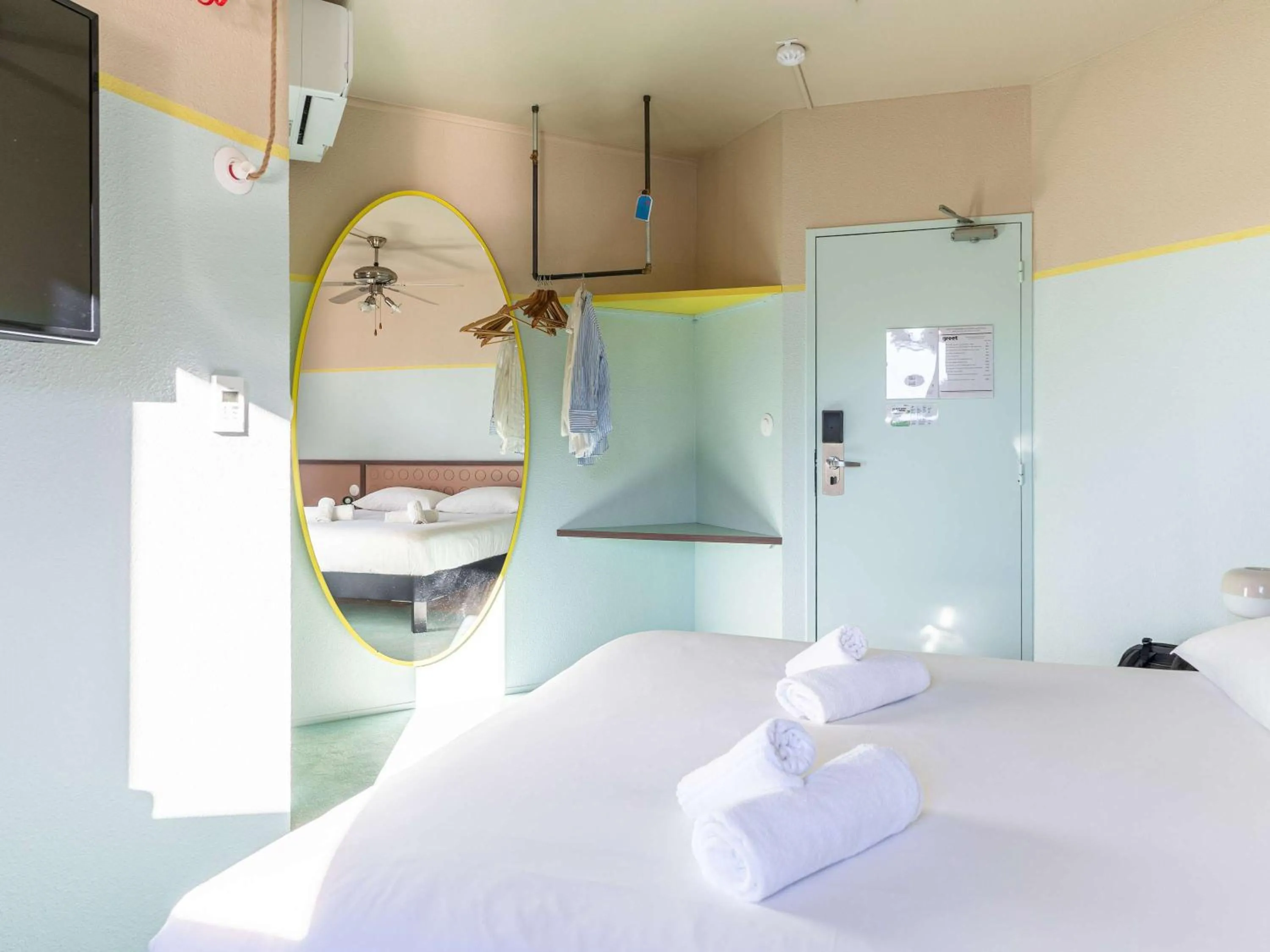 Pop Bedroom - Tribe Room for 4 People in greet hôtel Pont du Gard - Route d'Avignon