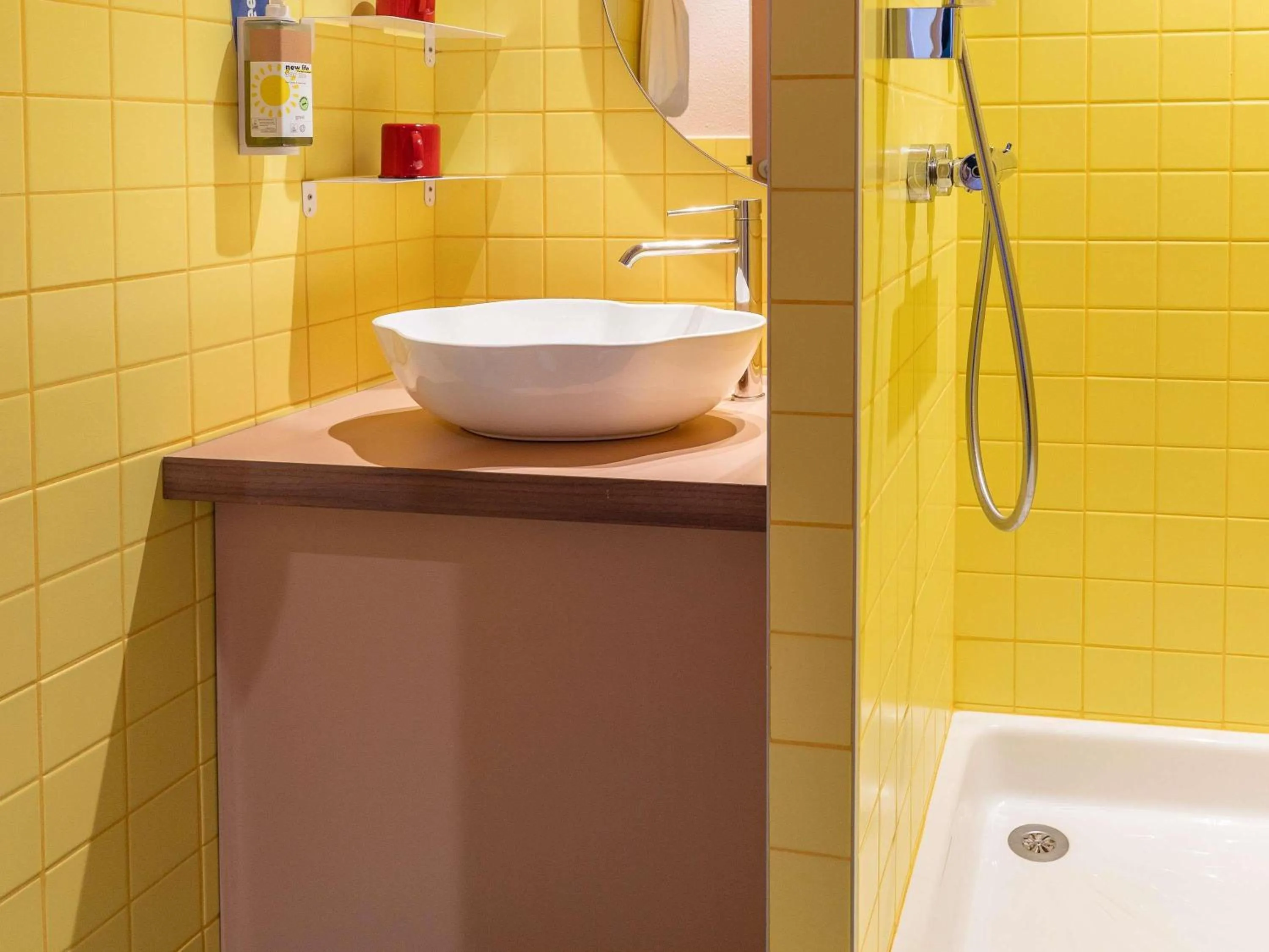 Bedroom in greet hôtel Pont du Gard - Route d'Avignon