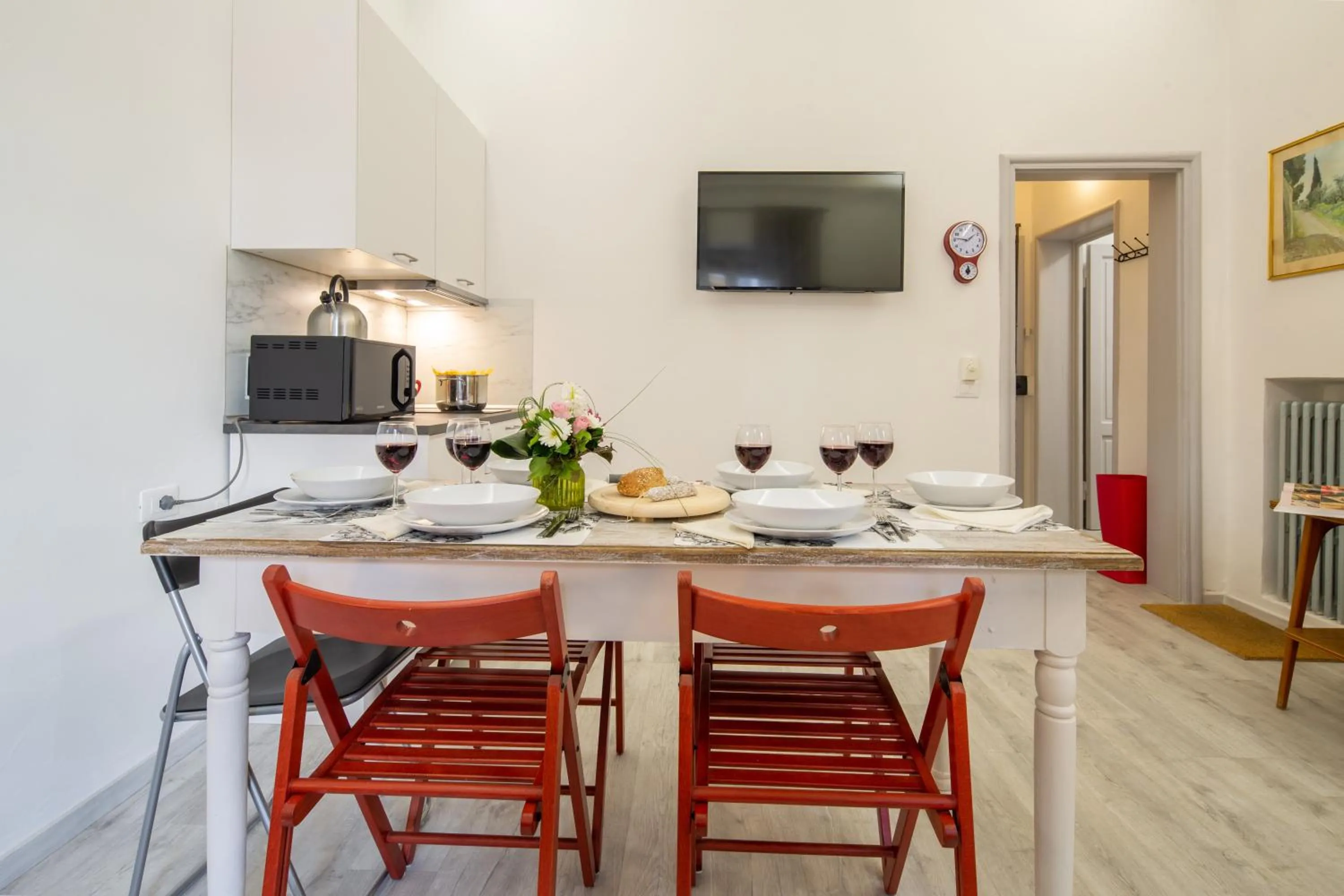 TV and multimedia in Central Station Apartment by Mmega