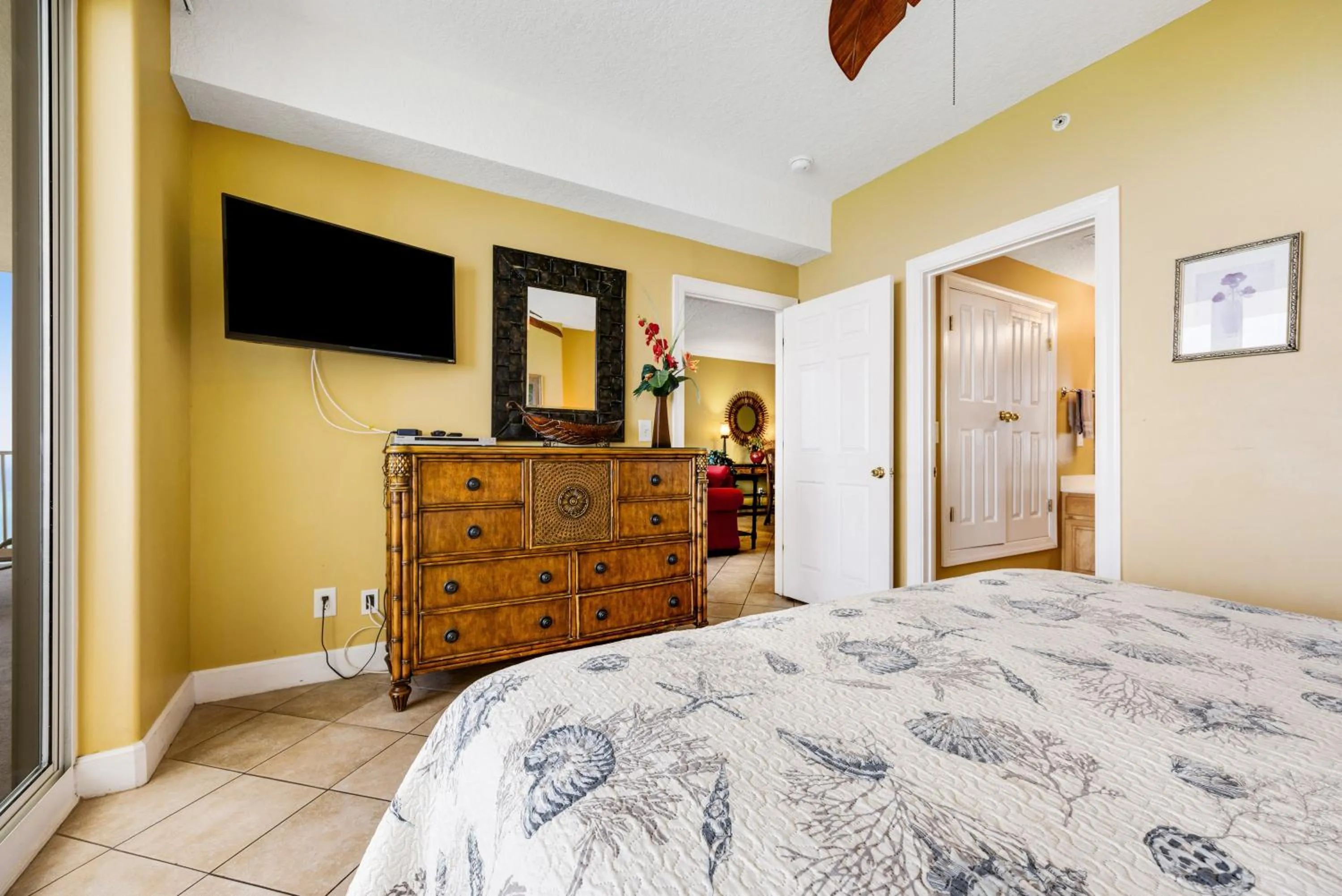 Bed in Ocean Reef 1709