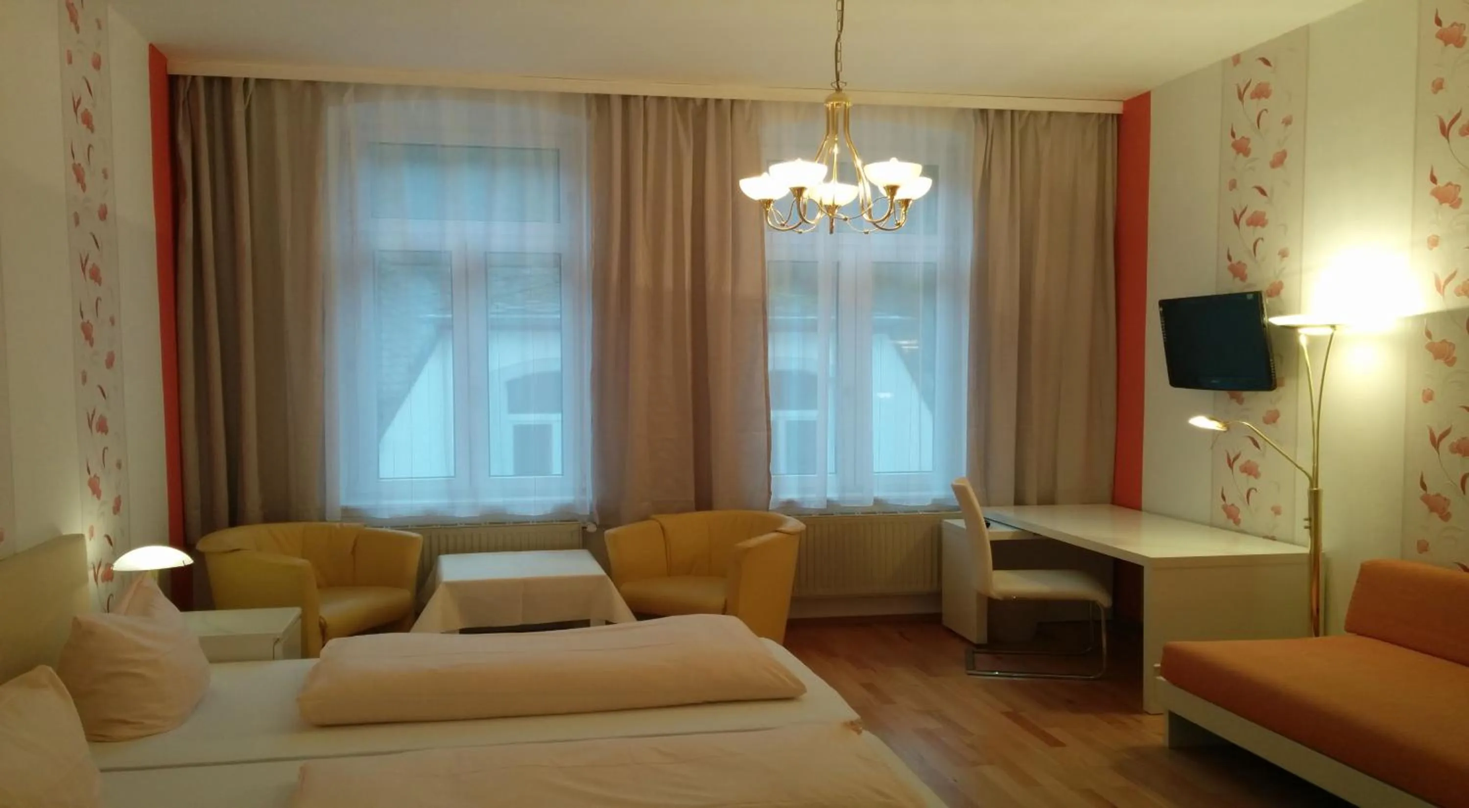 Photo of the whole room, Bed in Kurhotel Quellenhof