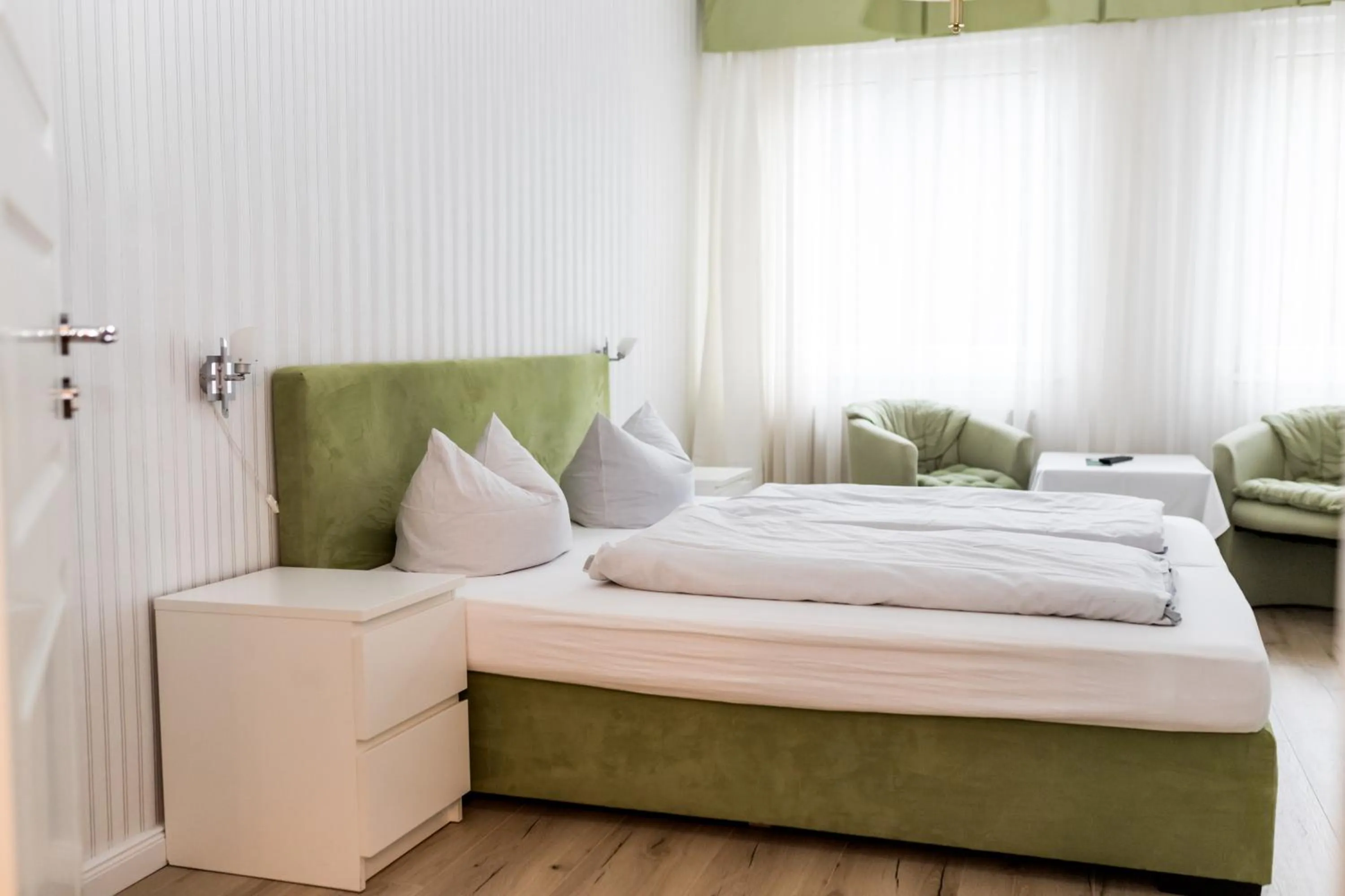 Photo of the whole room, Bed in Kurhotel Quellenhof