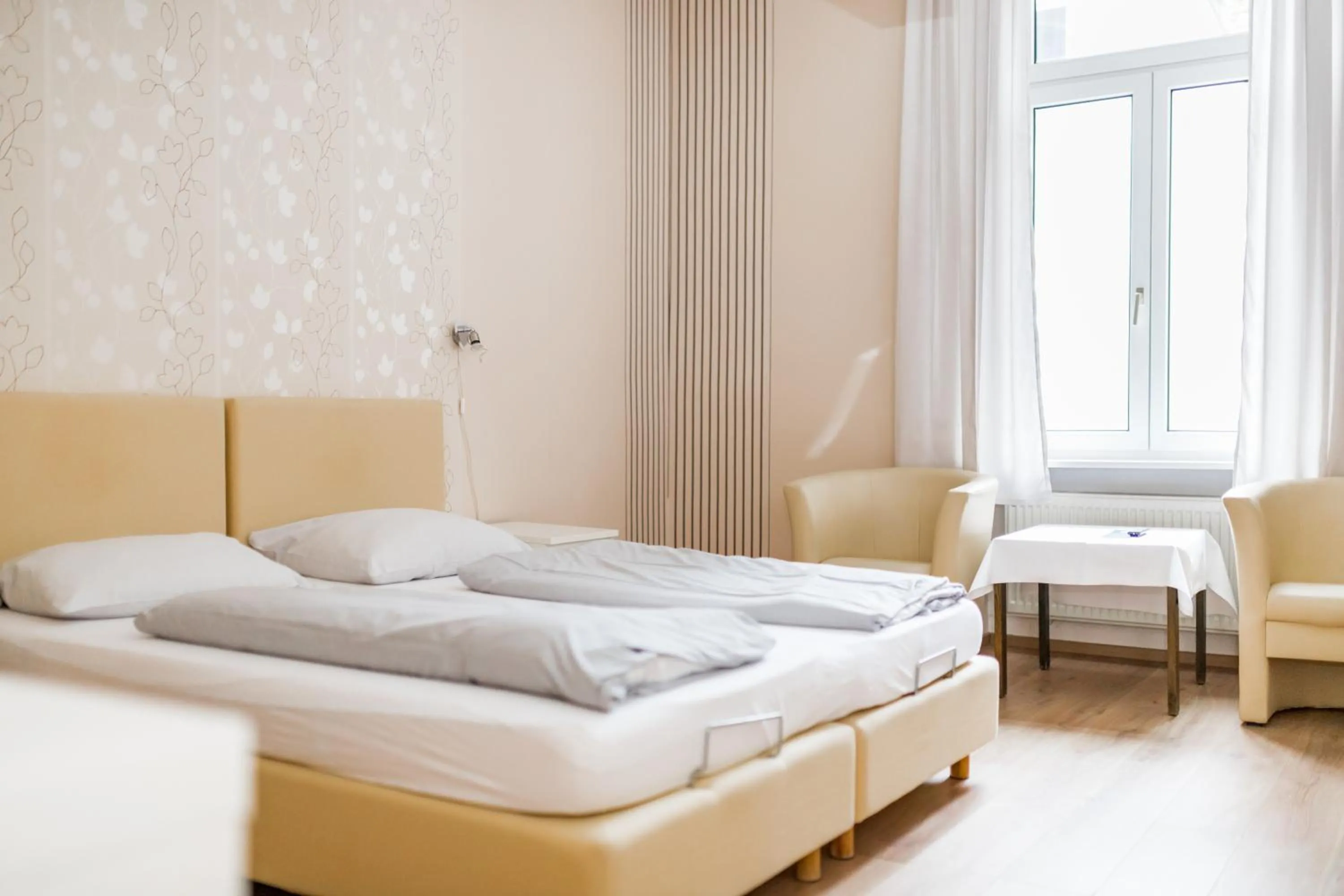 Bedroom, Bed in Kurhotel Quellenhof