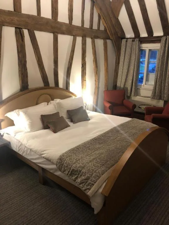 Bedroom, Bed in The Greyhound Inn