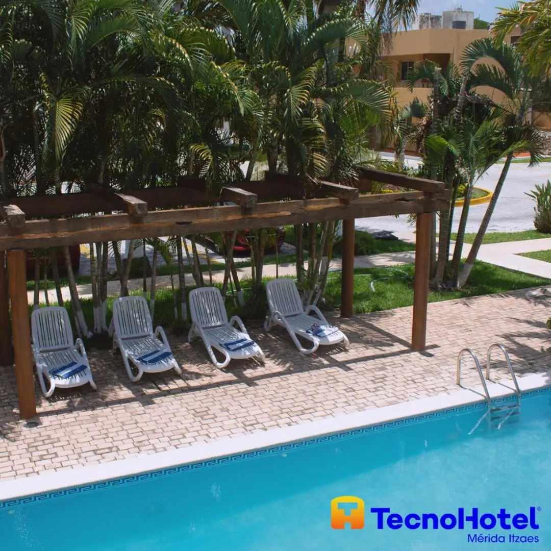 Swimming pool in Tecnohotel Itzáes
