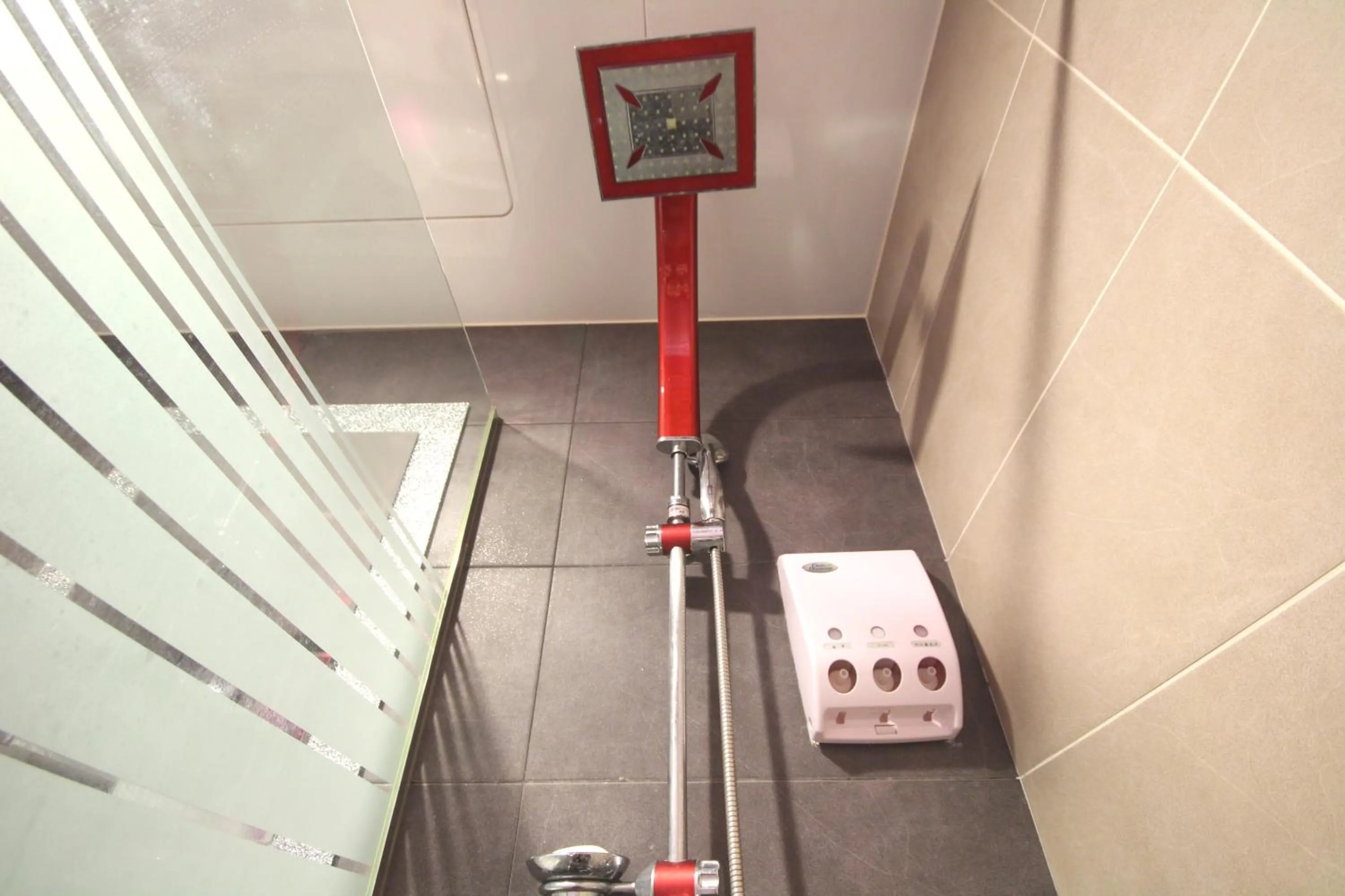 Shower, Bathroom in Sono Hotel