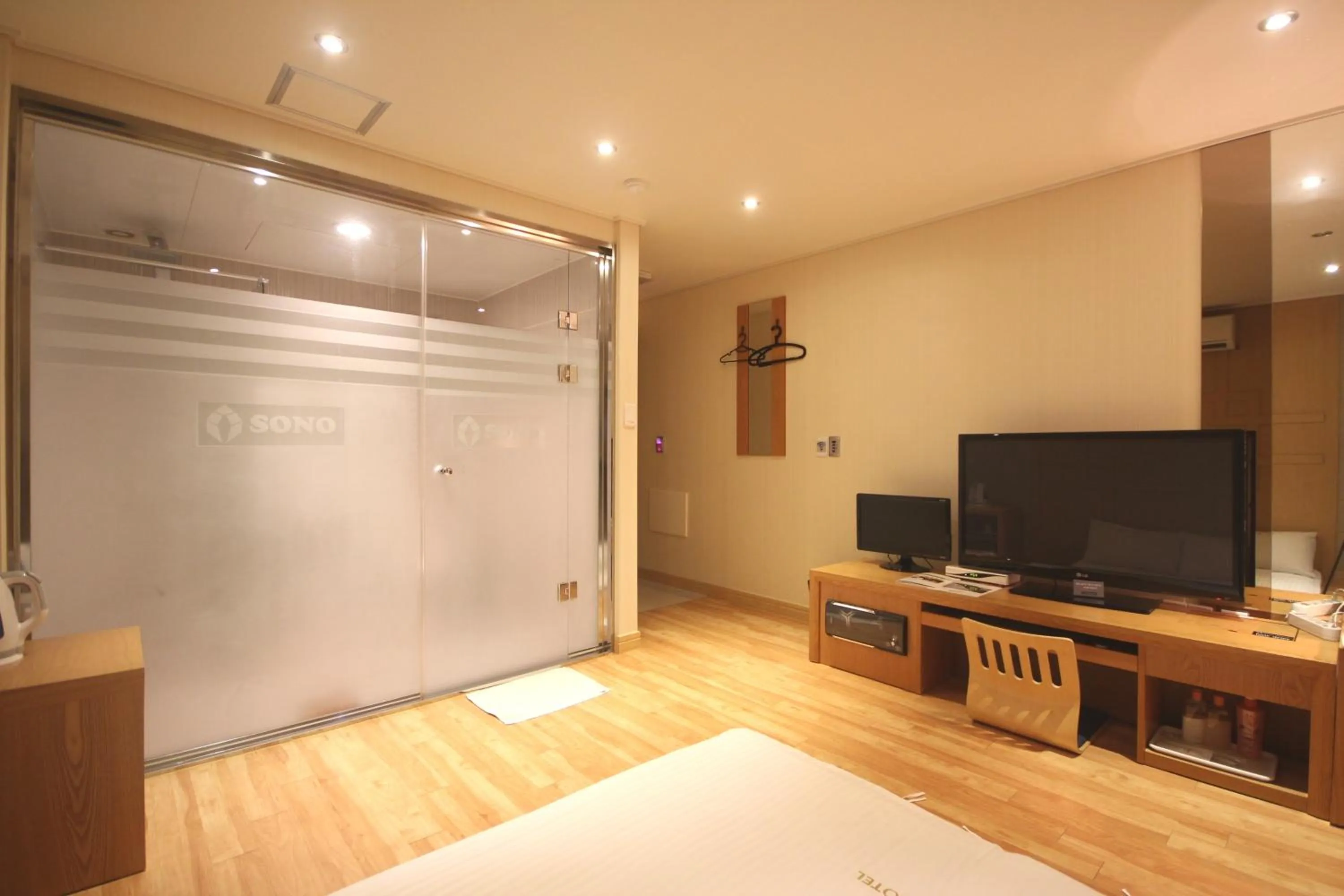 TV and multimedia, TV/Entertainment Center in Sono Hotel