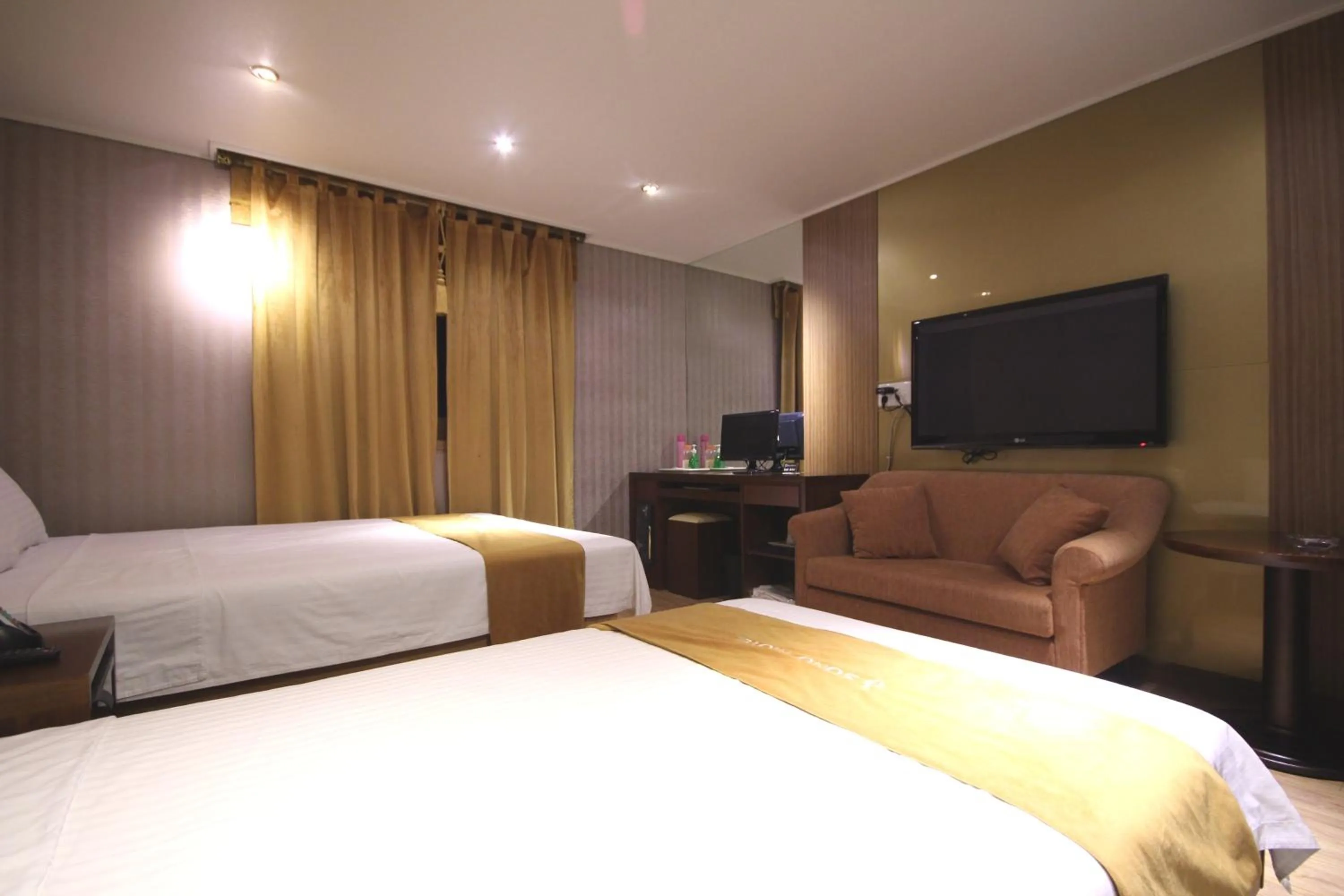 Photo of the whole room, TV/Entertainment Center in Sono Hotel