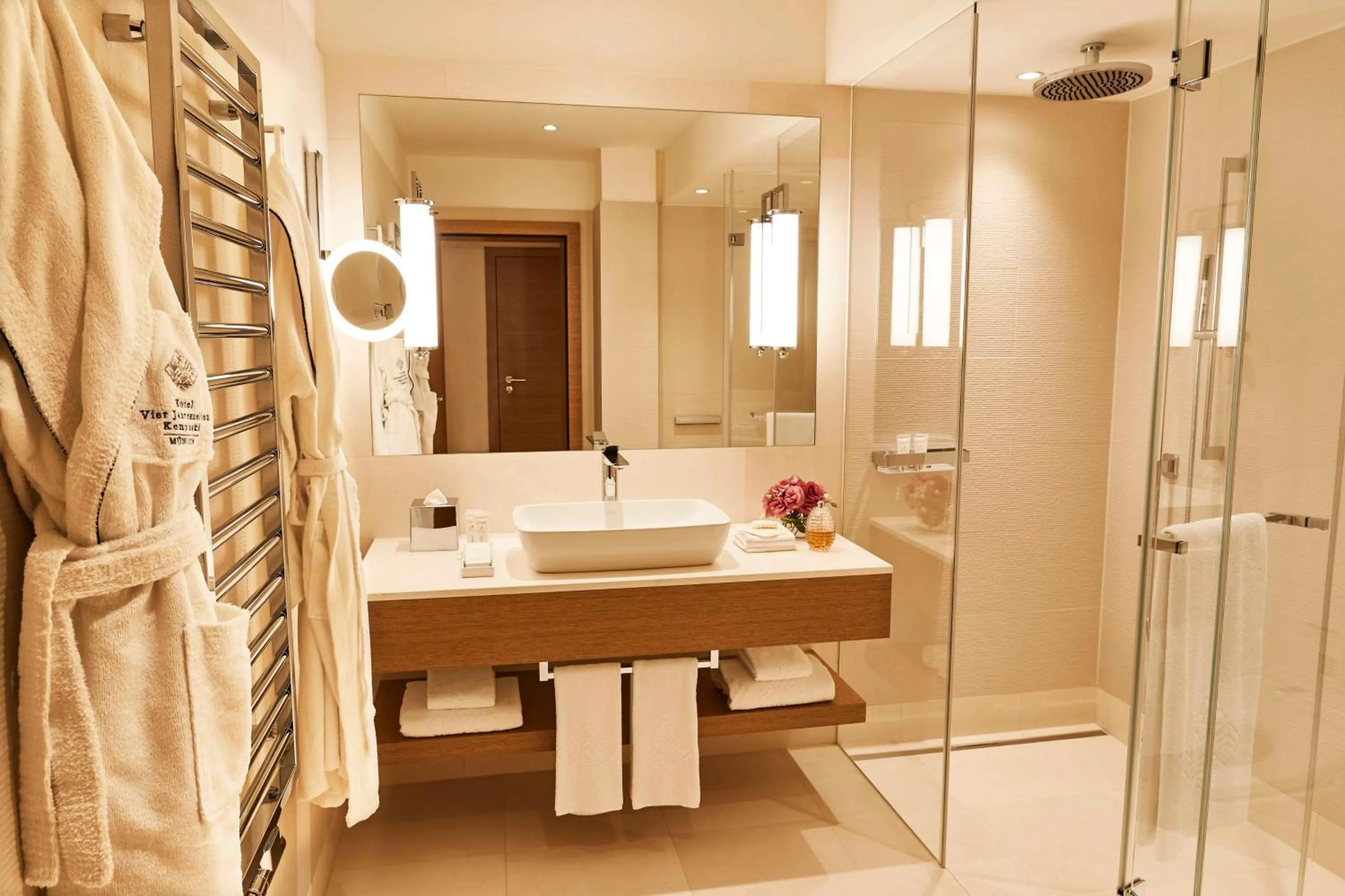 Bathroom in Vier Jahreszeiten Kempinski München