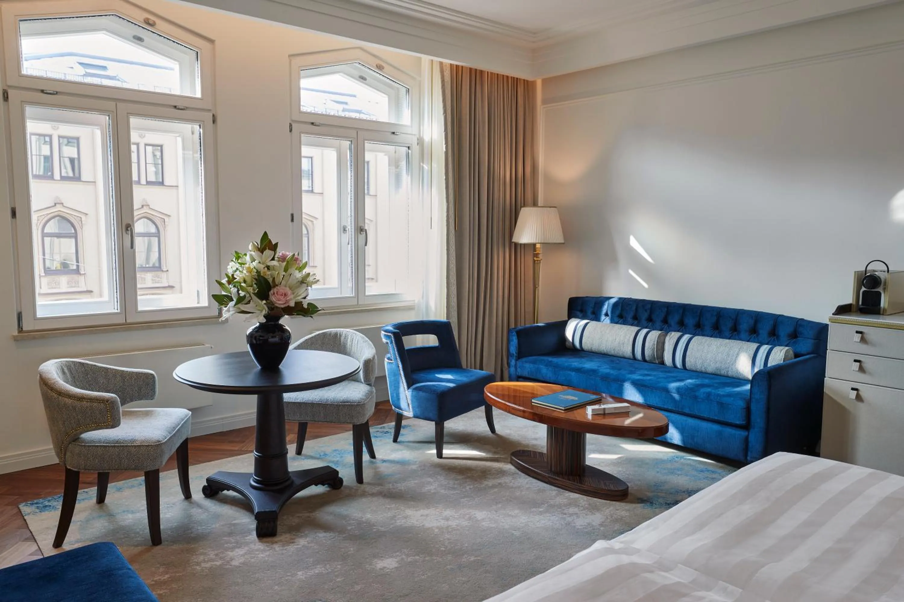 Living room, Bed in Vier Jahreszeiten Kempinski München