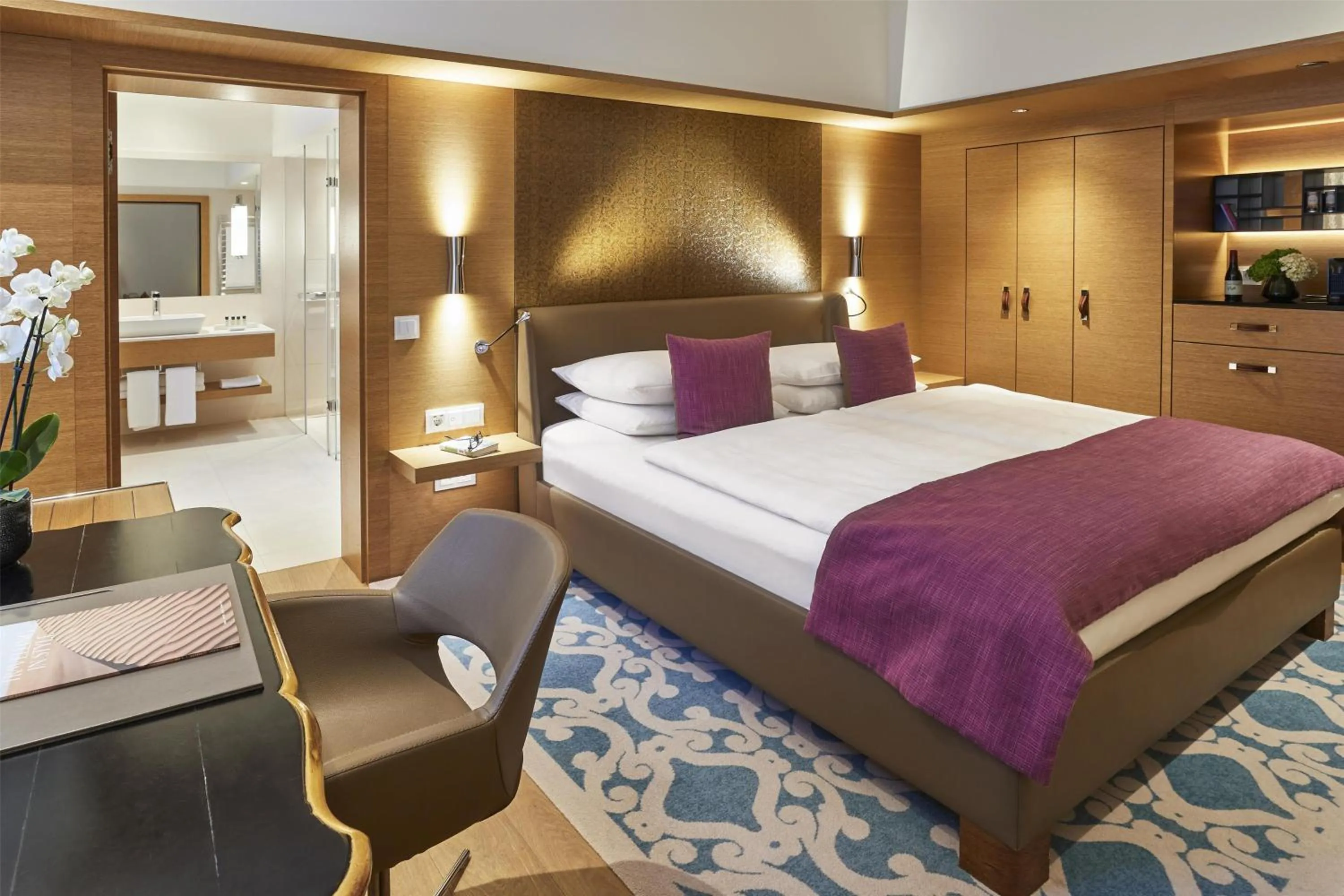 Bedroom, Bed in Vier Jahreszeiten Kempinski München