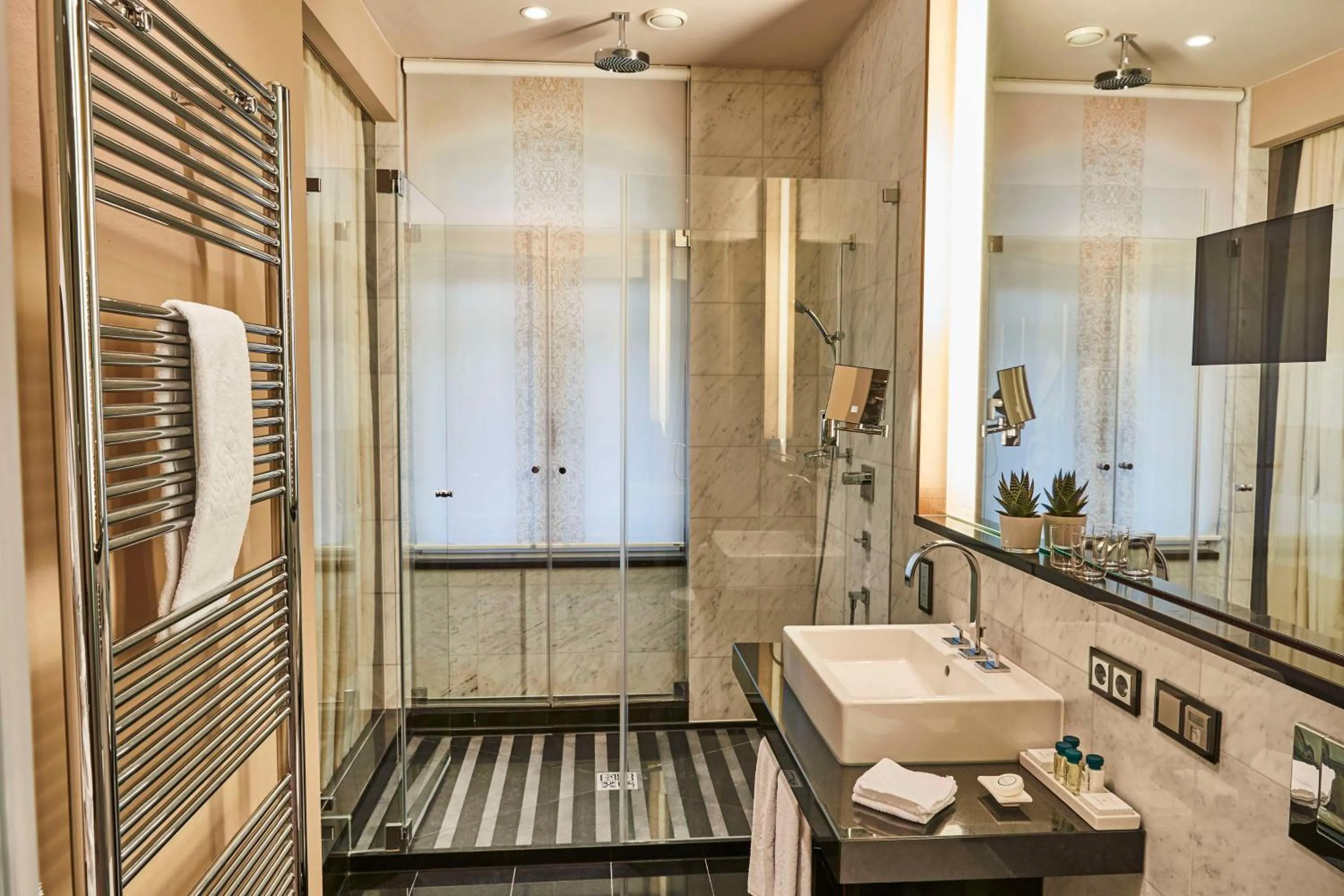 Bathroom in Vier Jahreszeiten Kempinski München