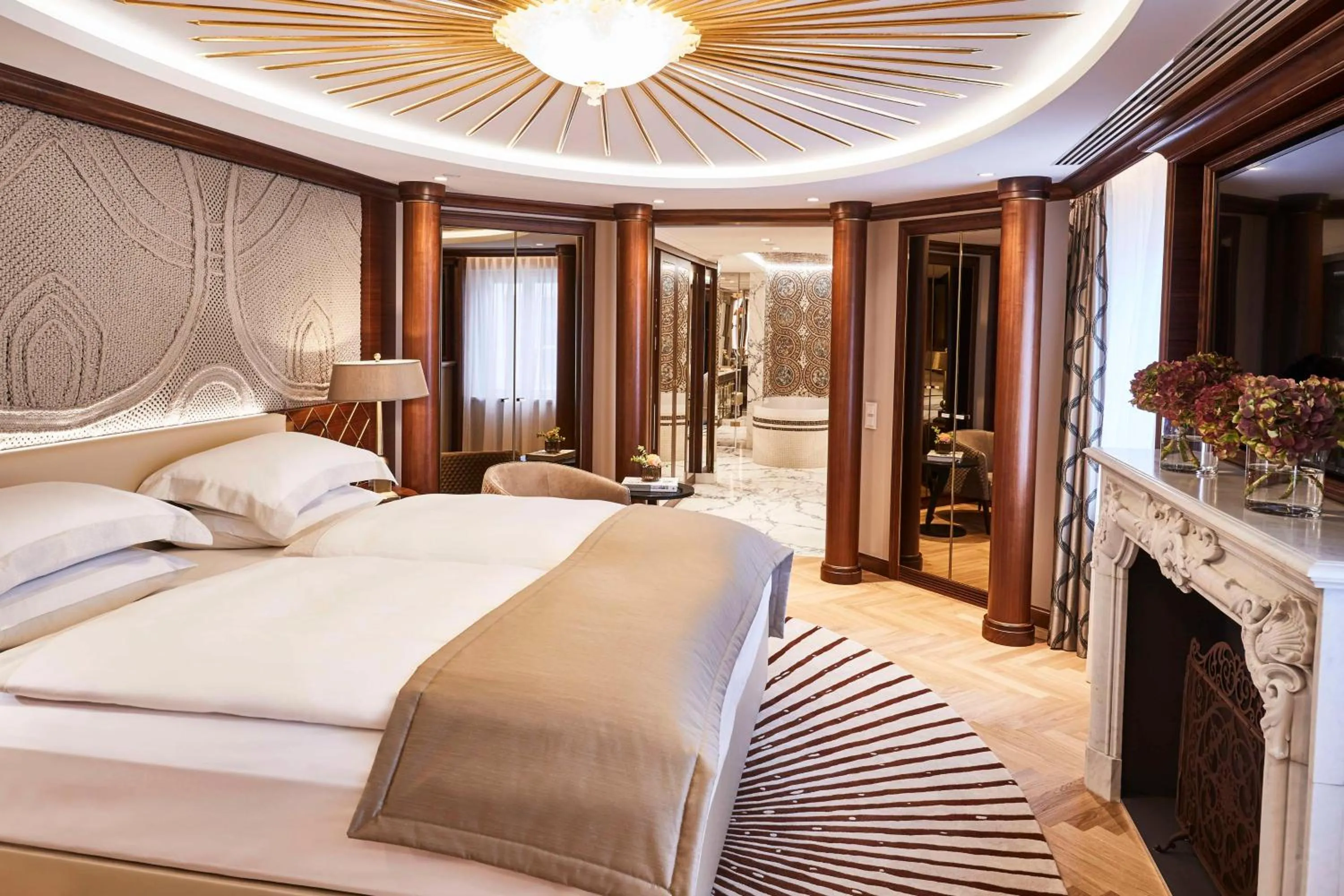 Photo of the whole room, Bed in Vier Jahreszeiten Kempinski München