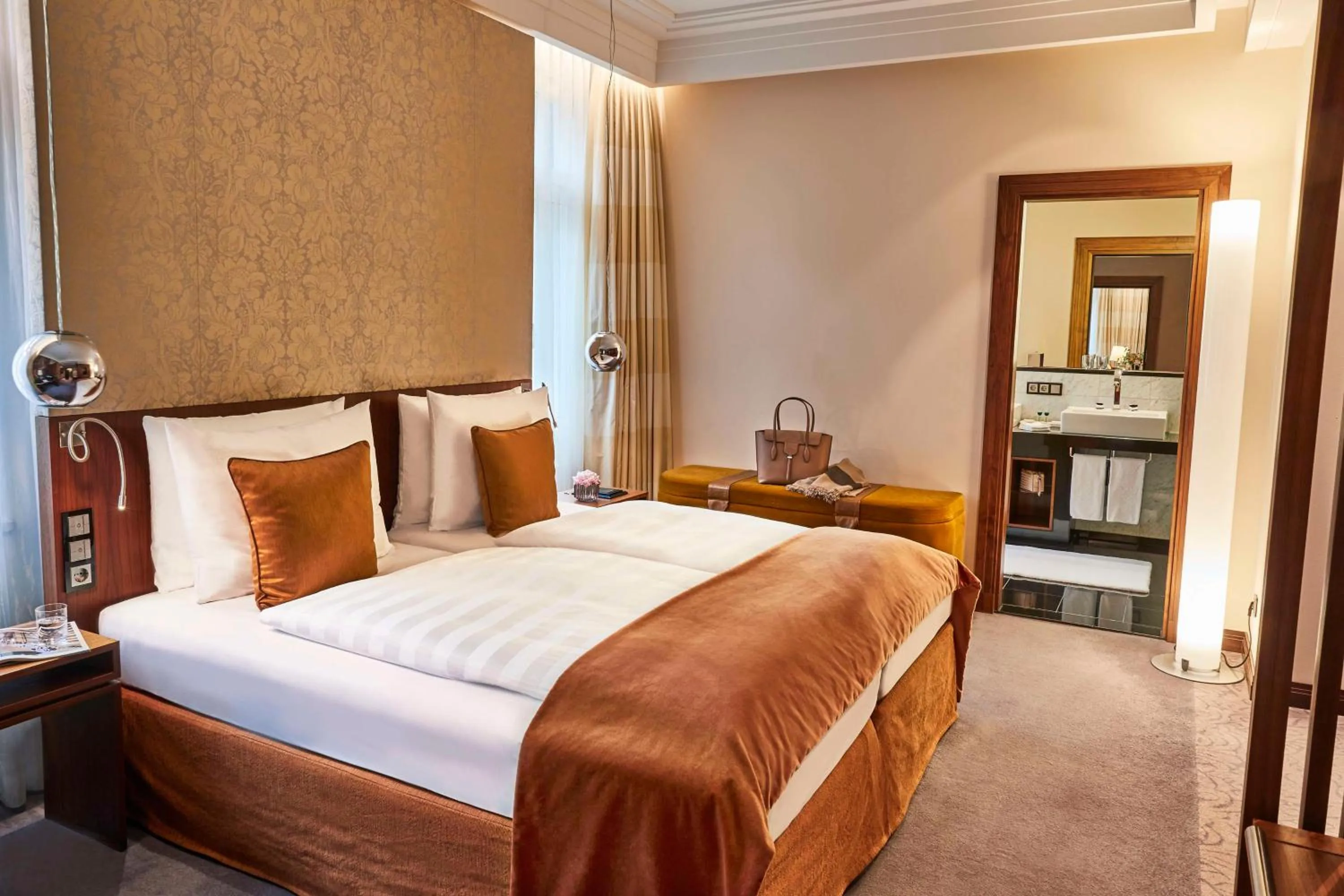 Photo of the whole room, Bed in Vier Jahreszeiten Kempinski München