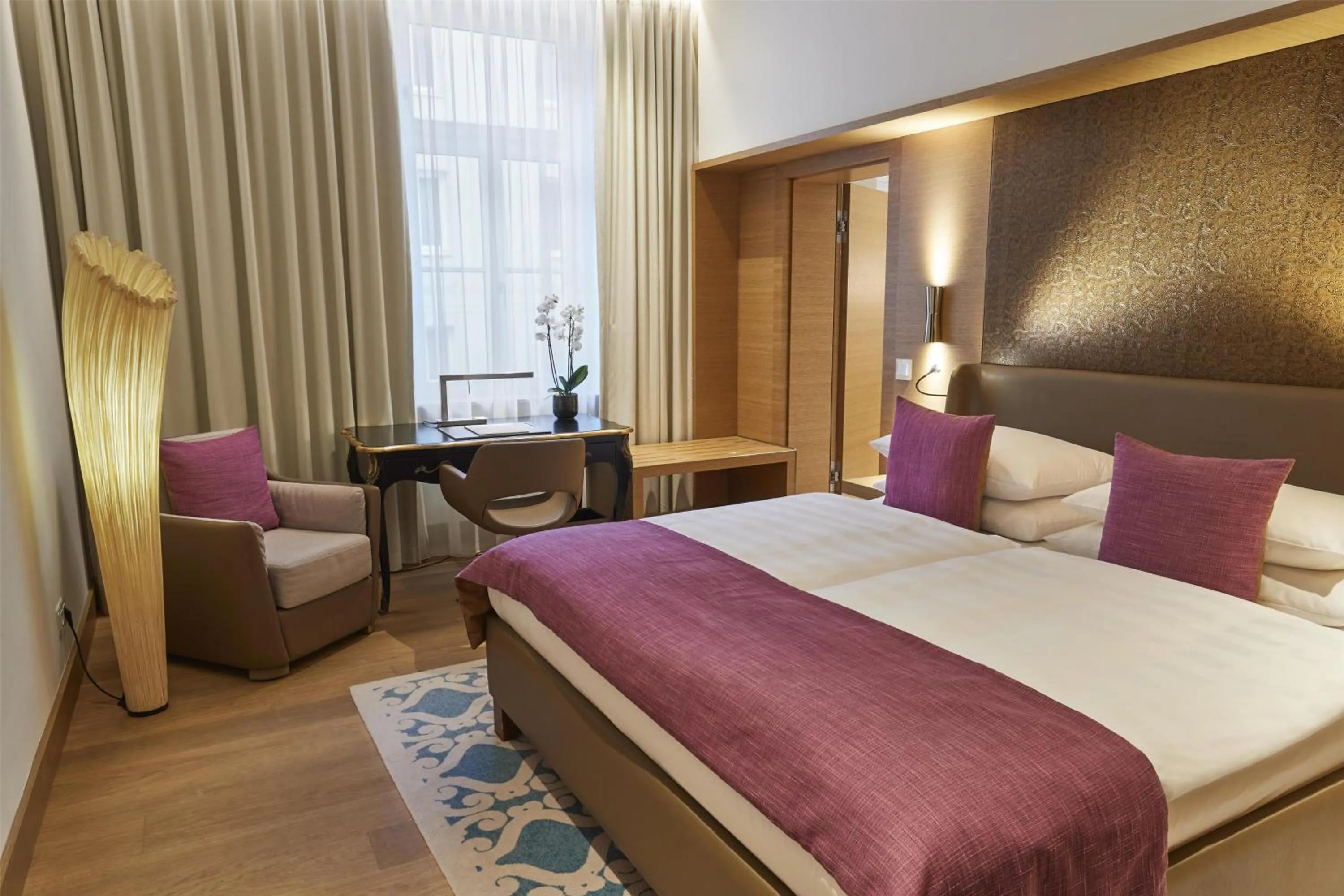 Bedroom, Bed in Vier Jahreszeiten Kempinski München