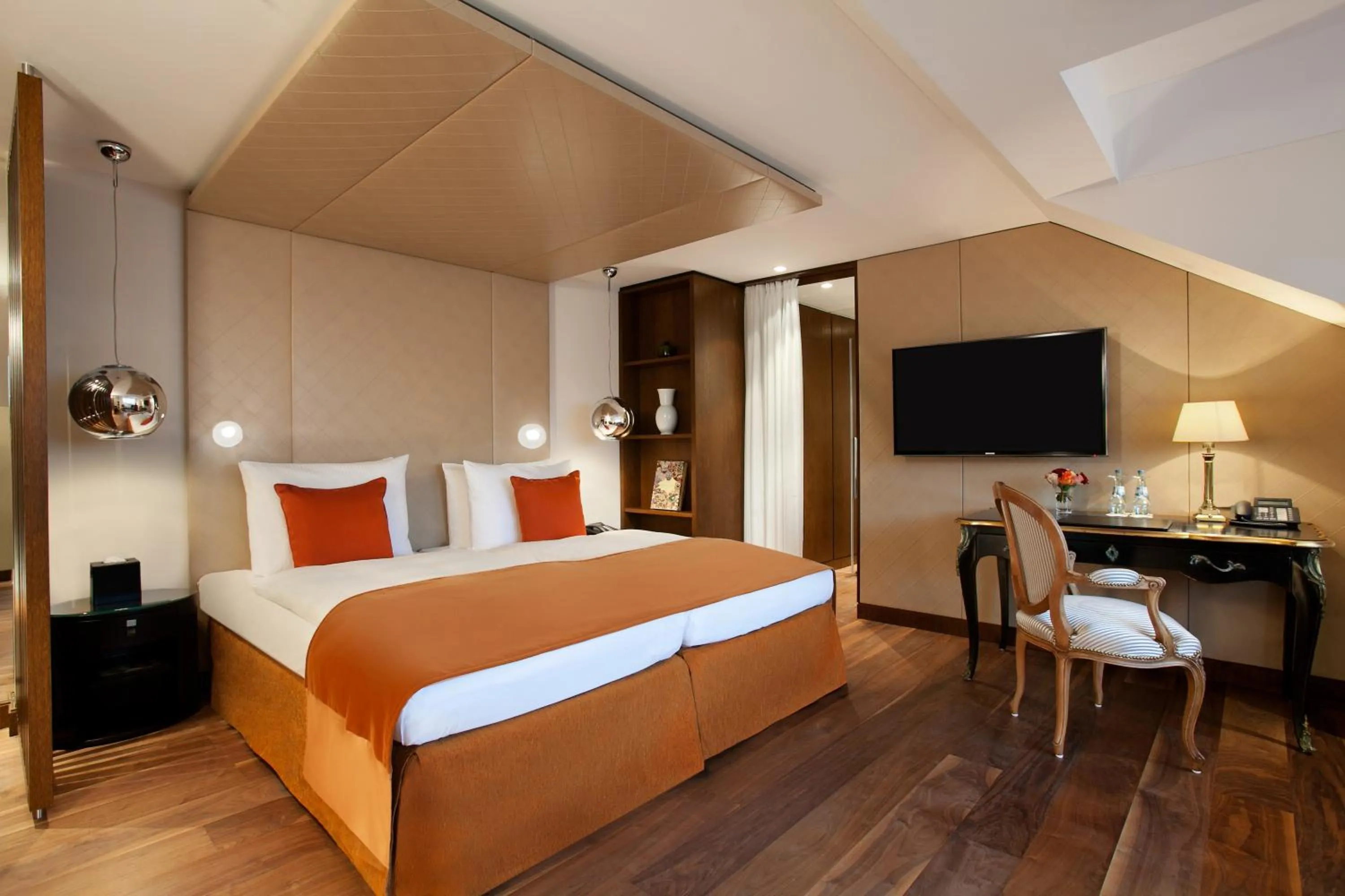 Photo of the whole room, Bed in Vier Jahreszeiten Kempinski München