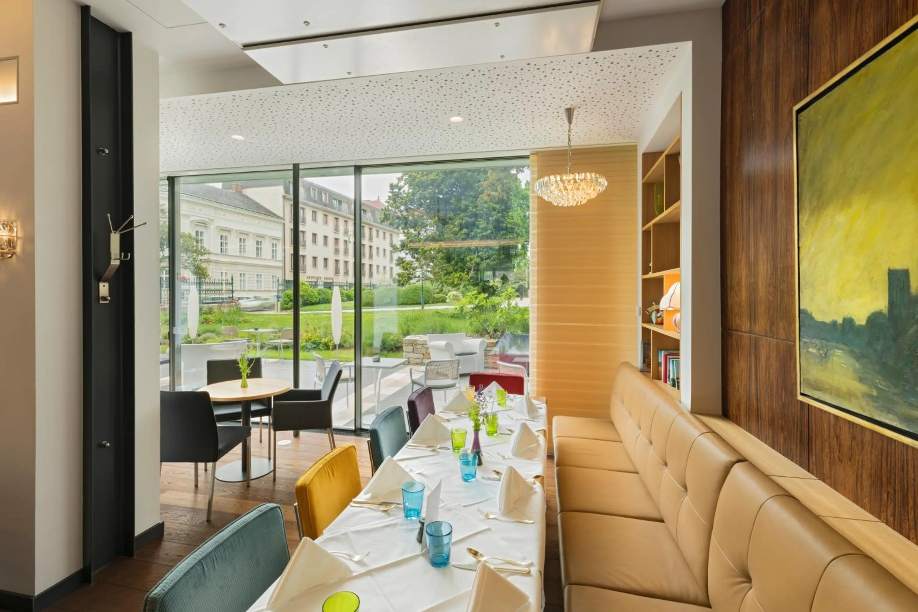 Restaurant/places to eat in At the Park Hotel