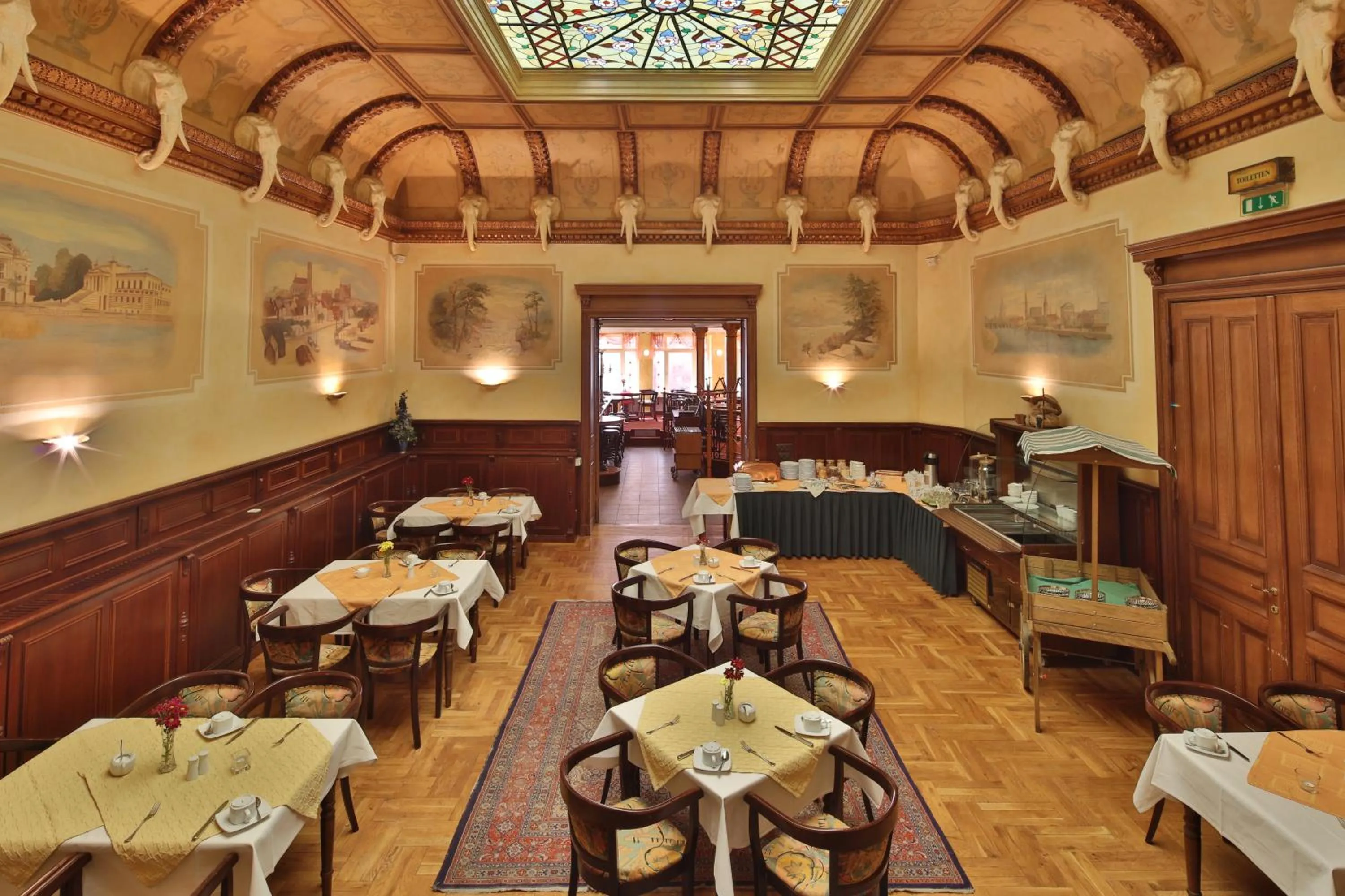 Restaurant/places to eat in Hotel Elefant