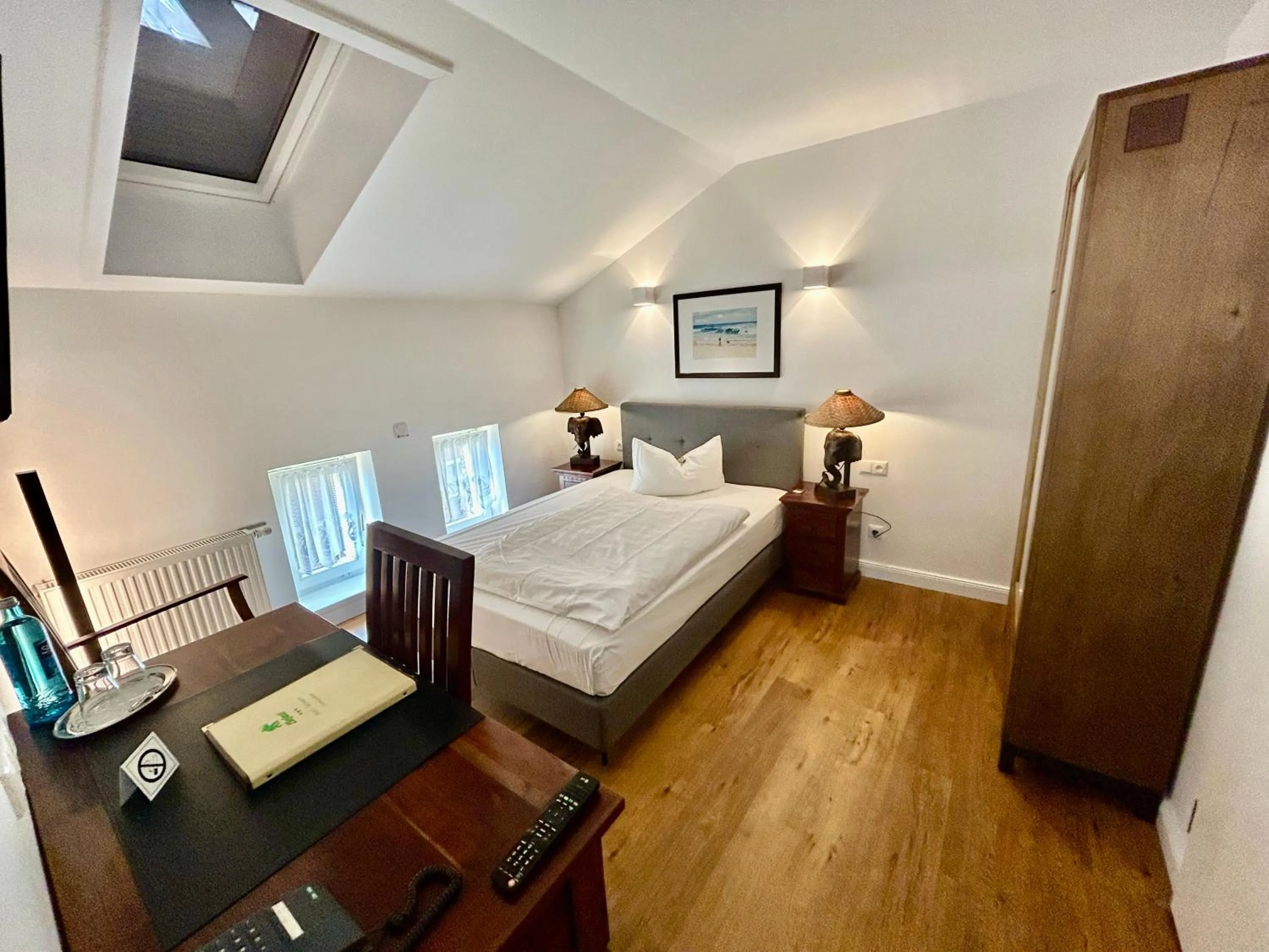 Photo of the whole room, Bed in Hotel Elefant