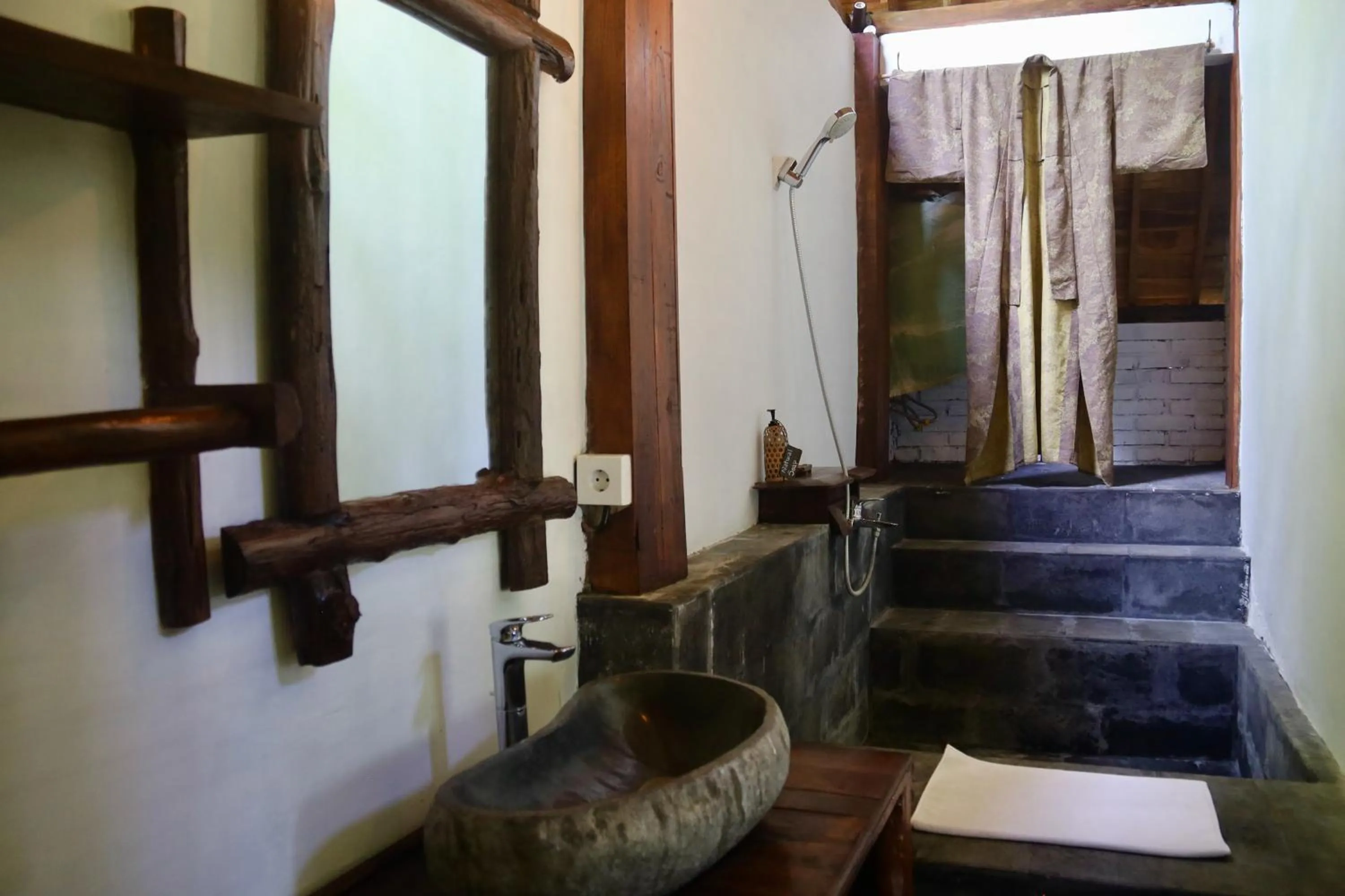 Shower in Ubuntu Bali Eco Yoga Retreat - CANGGU