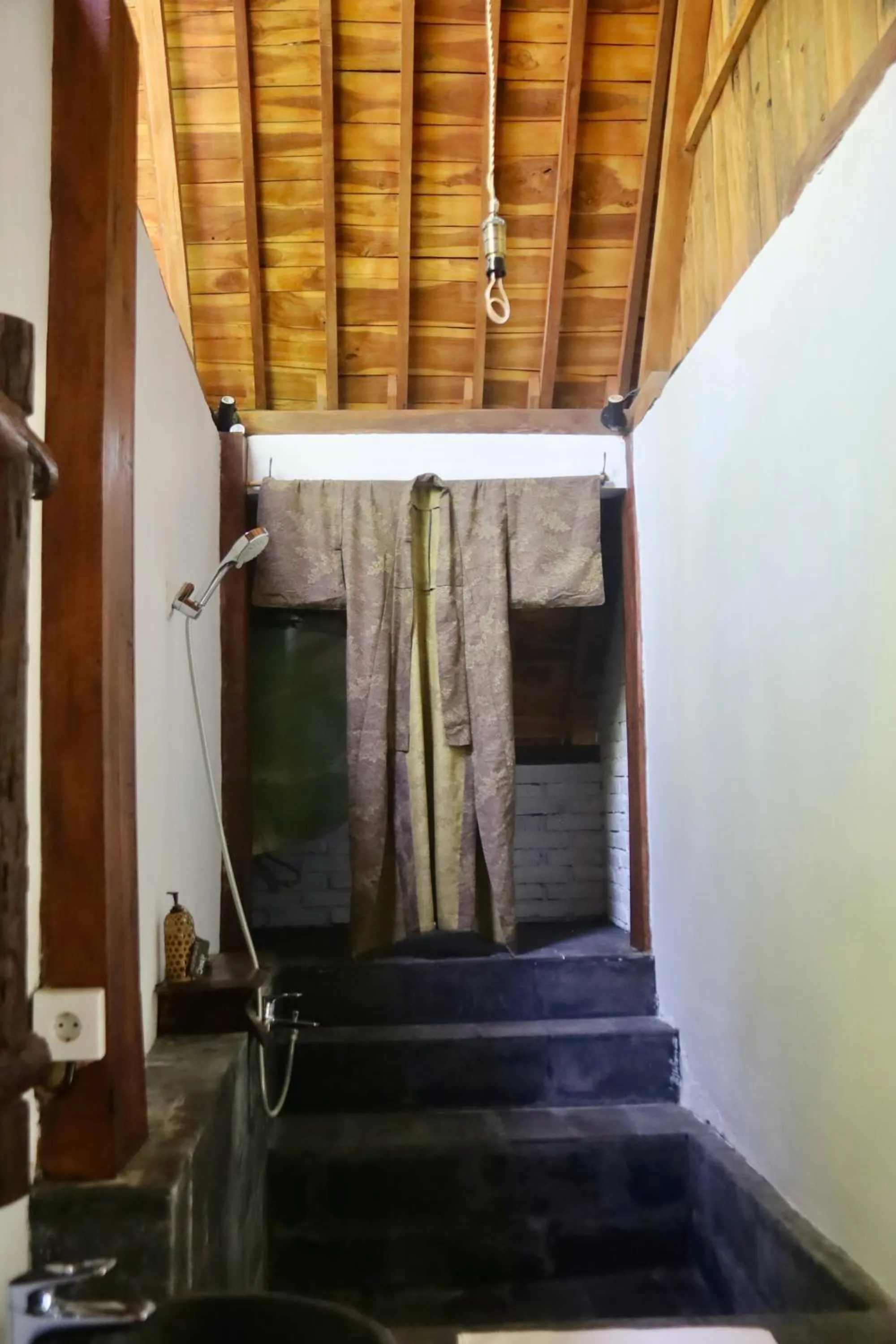 Shower in Ubuntu Bali Eco Yoga Retreat - CANGGU