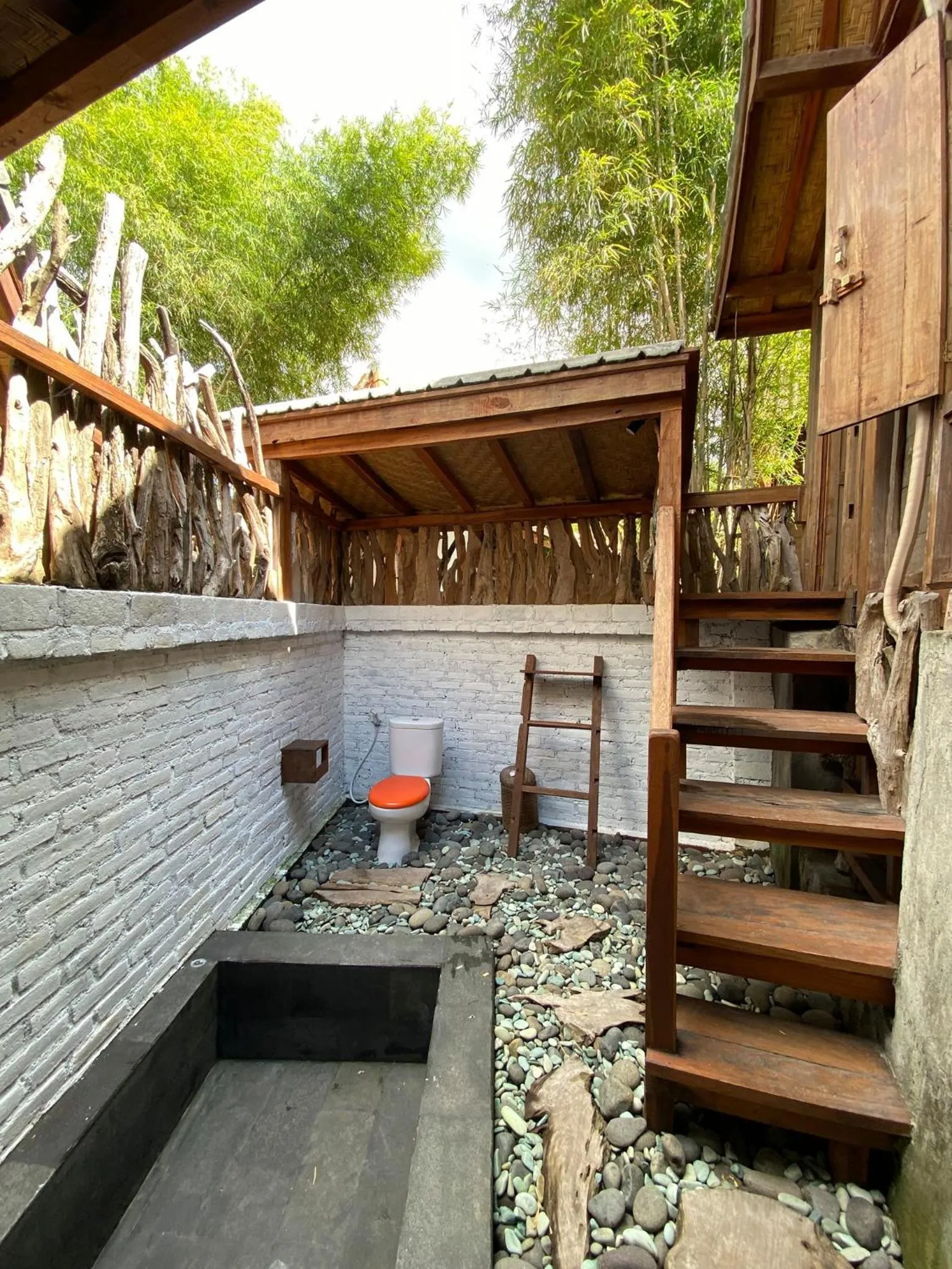 Shower in Ubuntu Bali Eco Yoga Retreat - CANGGU