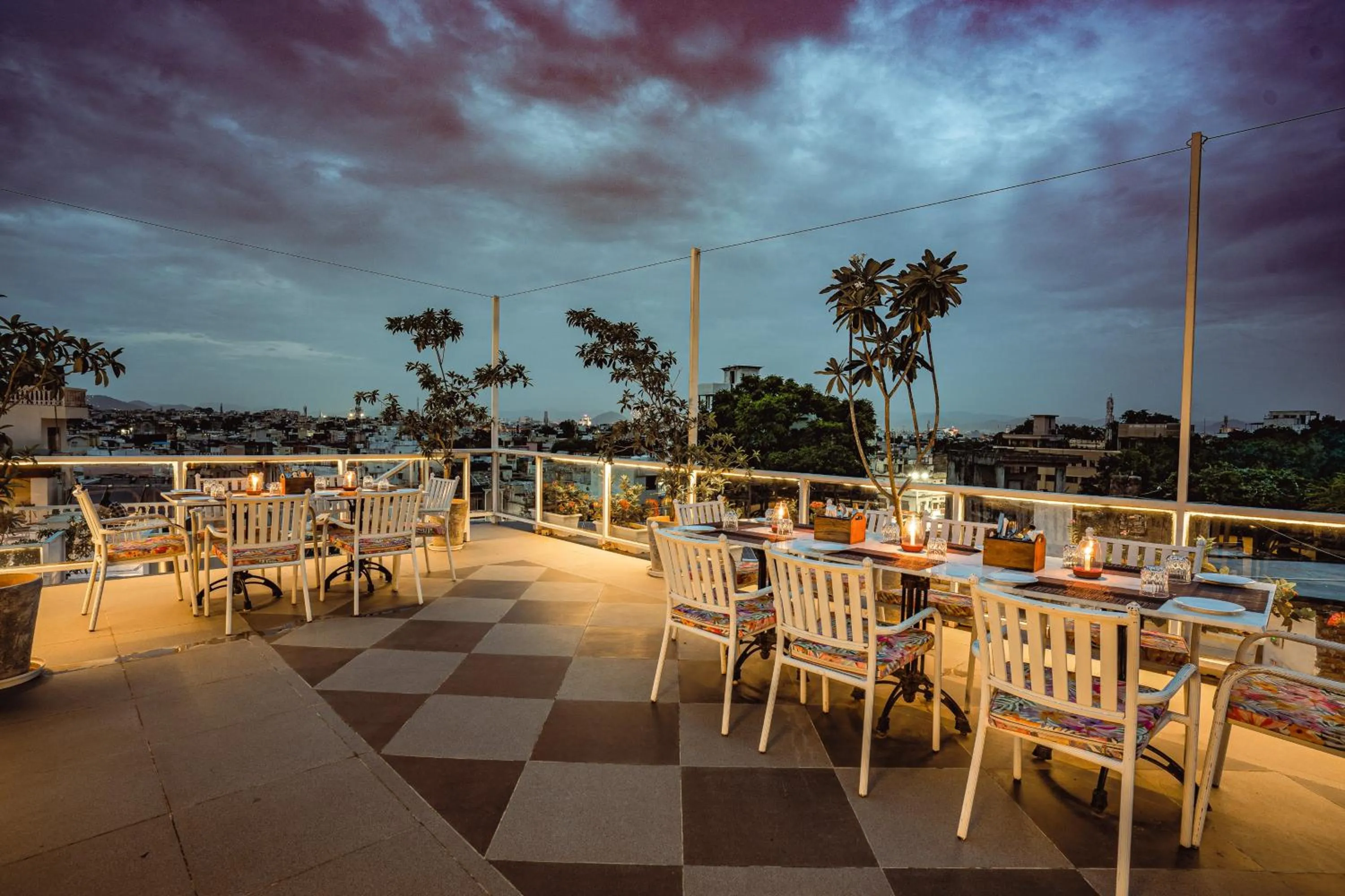 Restaurant/places to eat in Tripli Hotels Shambhu Villas