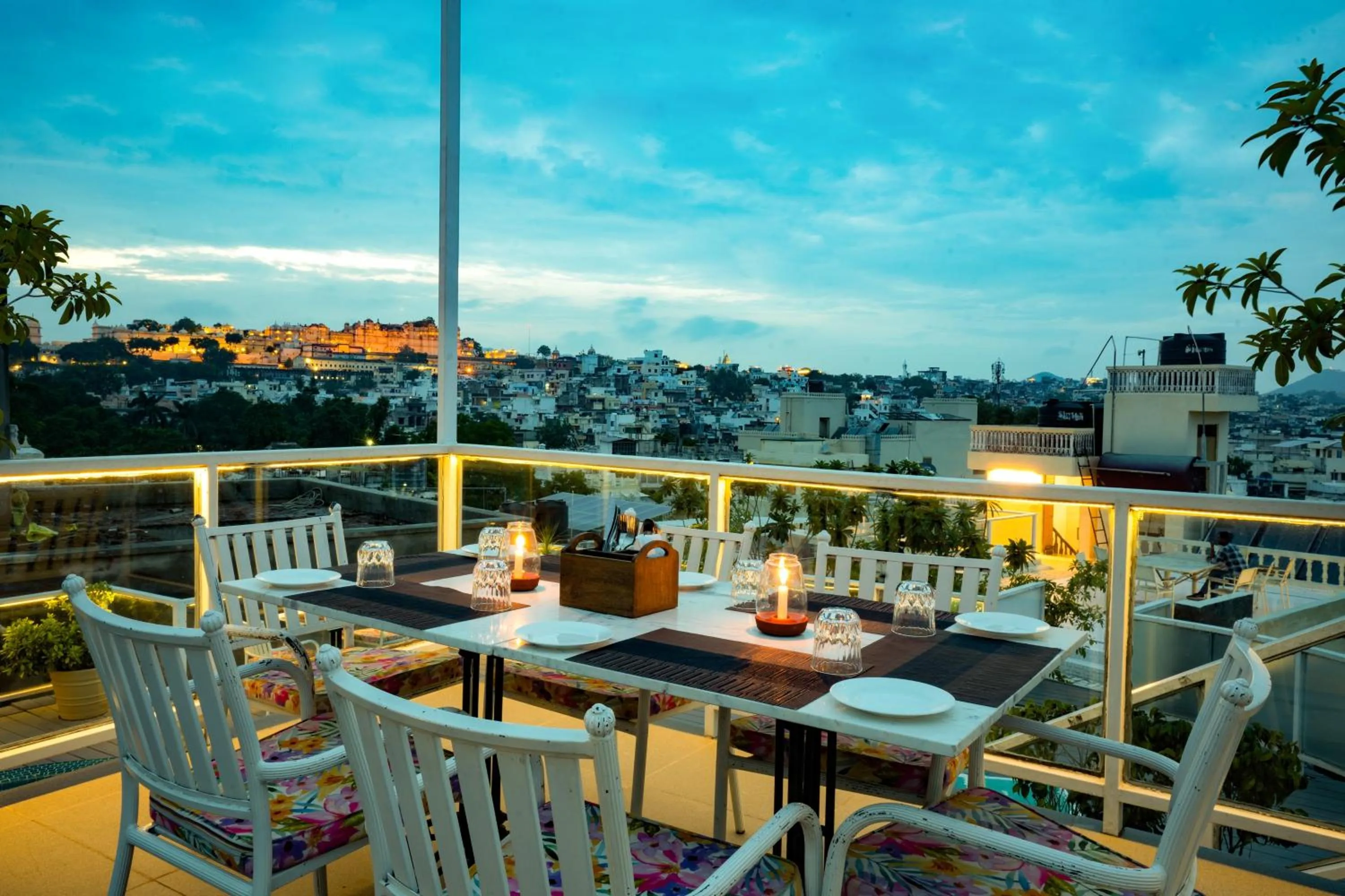 Restaurant/places to eat in Tripli Hotels Shambhu Villas