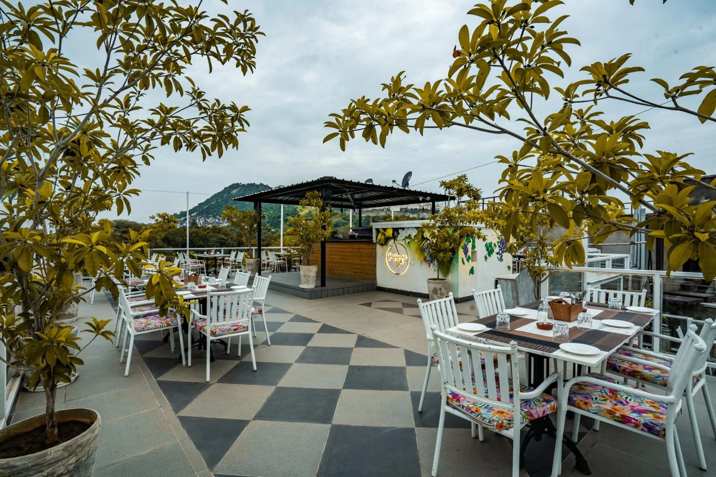 Restaurant/places to eat in Tripli Hotels Shambhu Villas