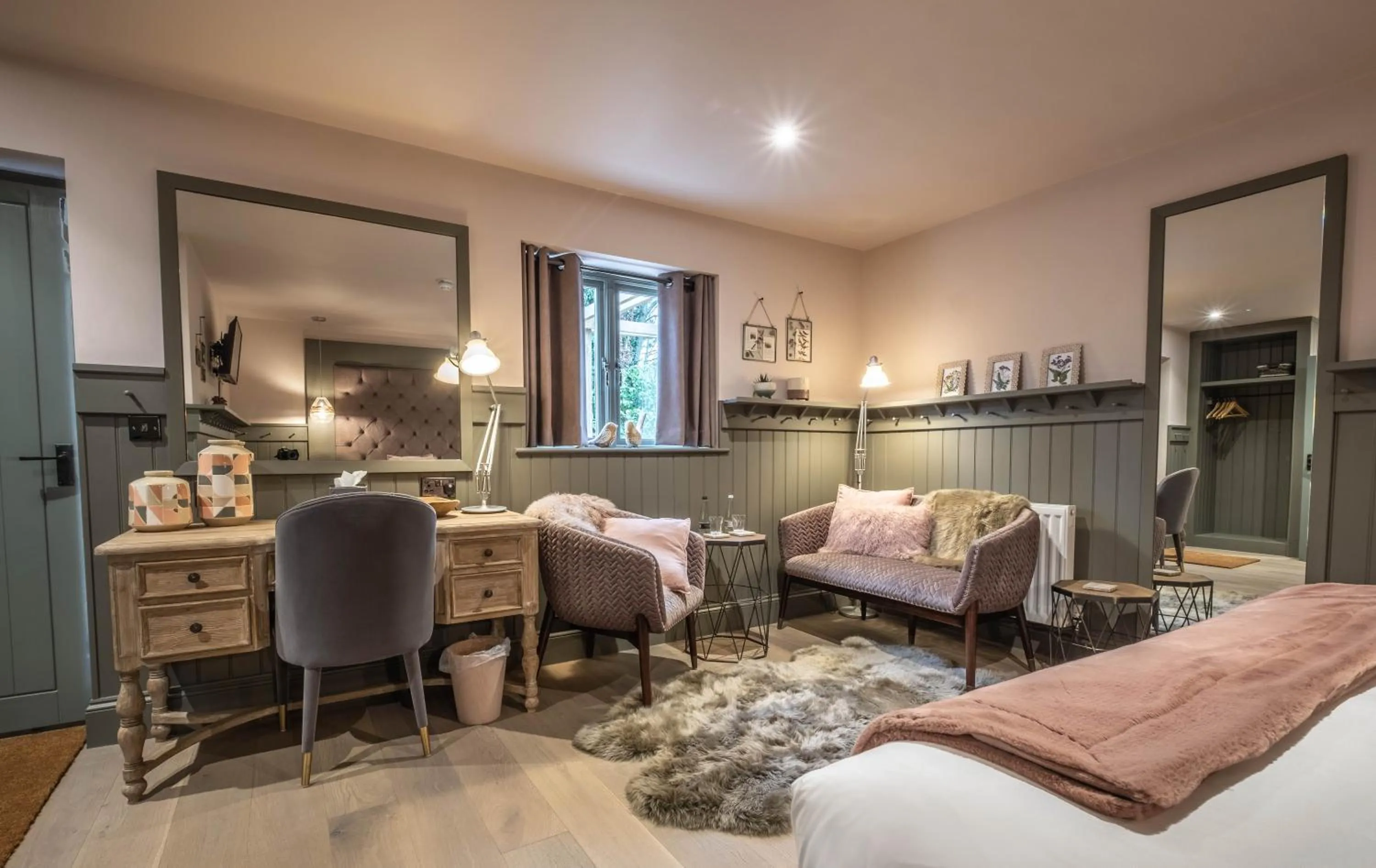 Photo of the whole room, Bed in The Three Blackbirds