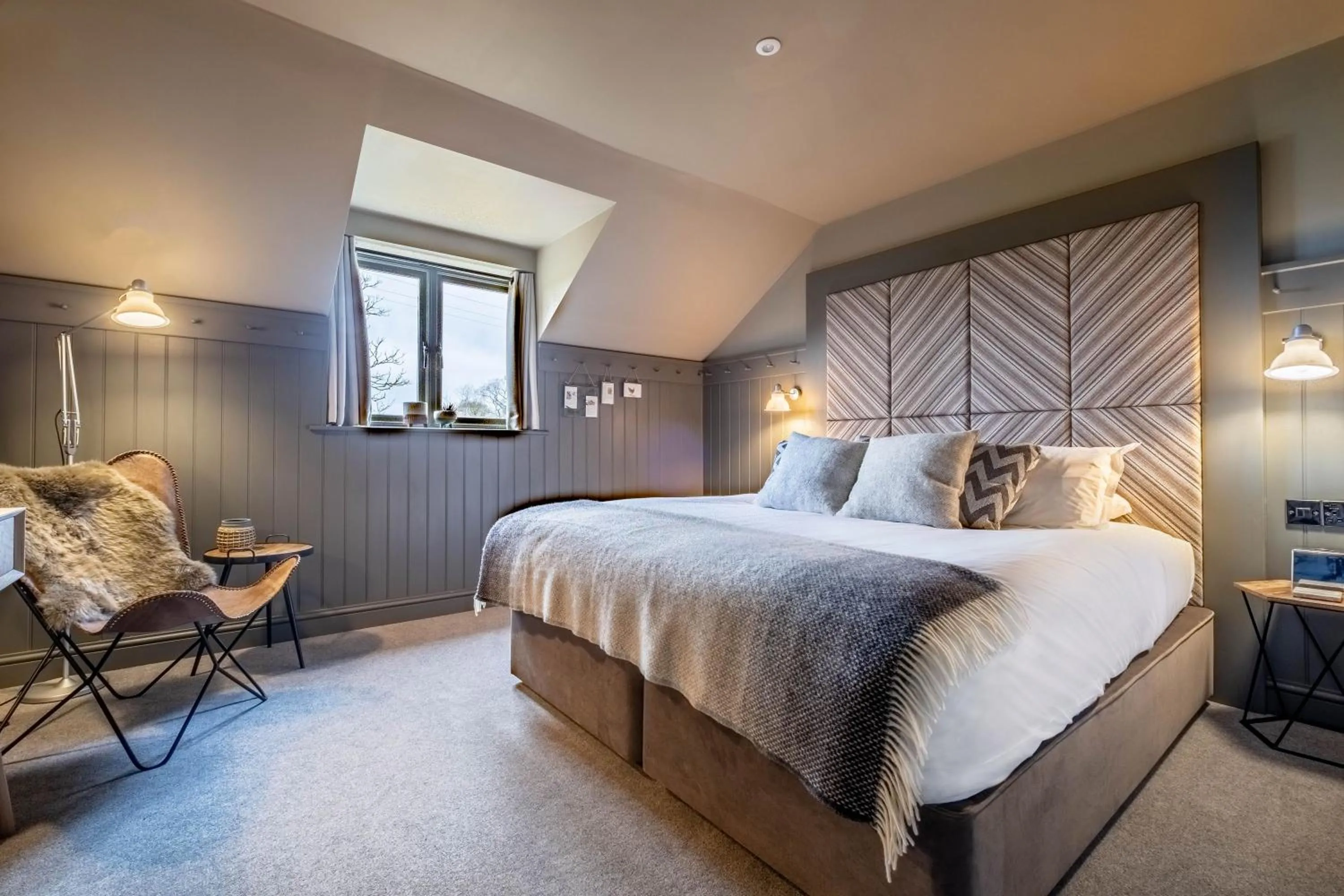 Photo of the whole room, Bed in The Three Blackbirds