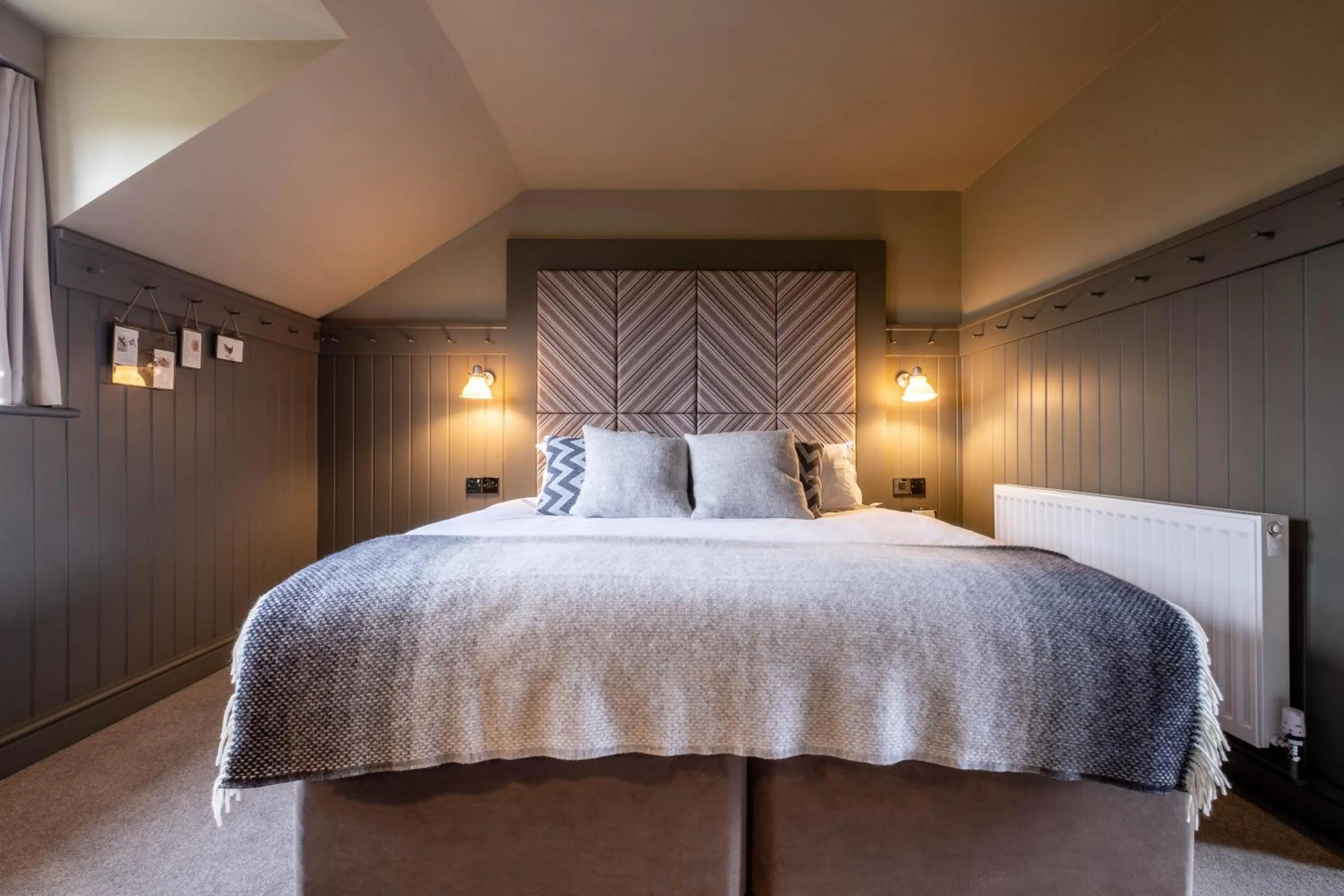 Photo of the whole room, Bed in The Three Blackbirds