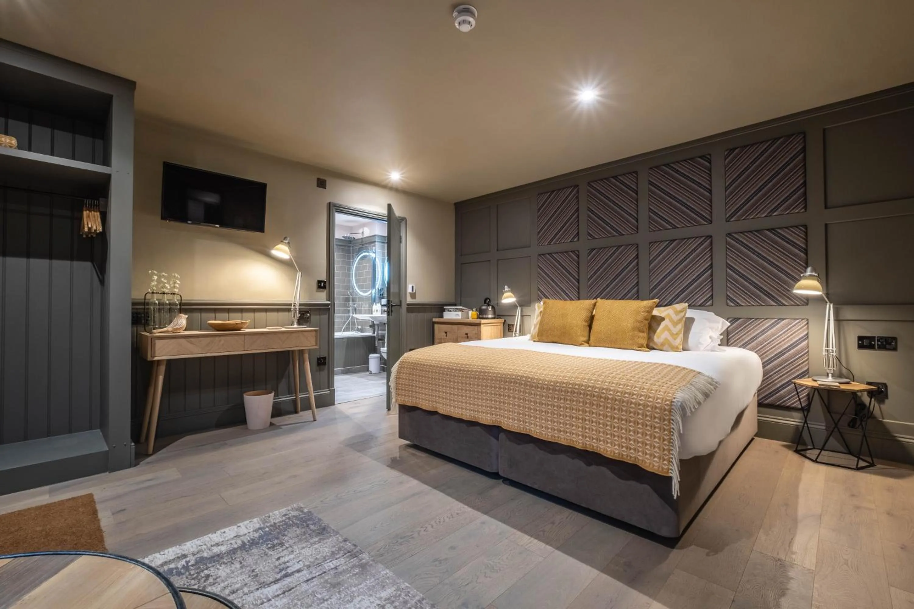 Photo of the whole room, Bed in The Three Blackbirds