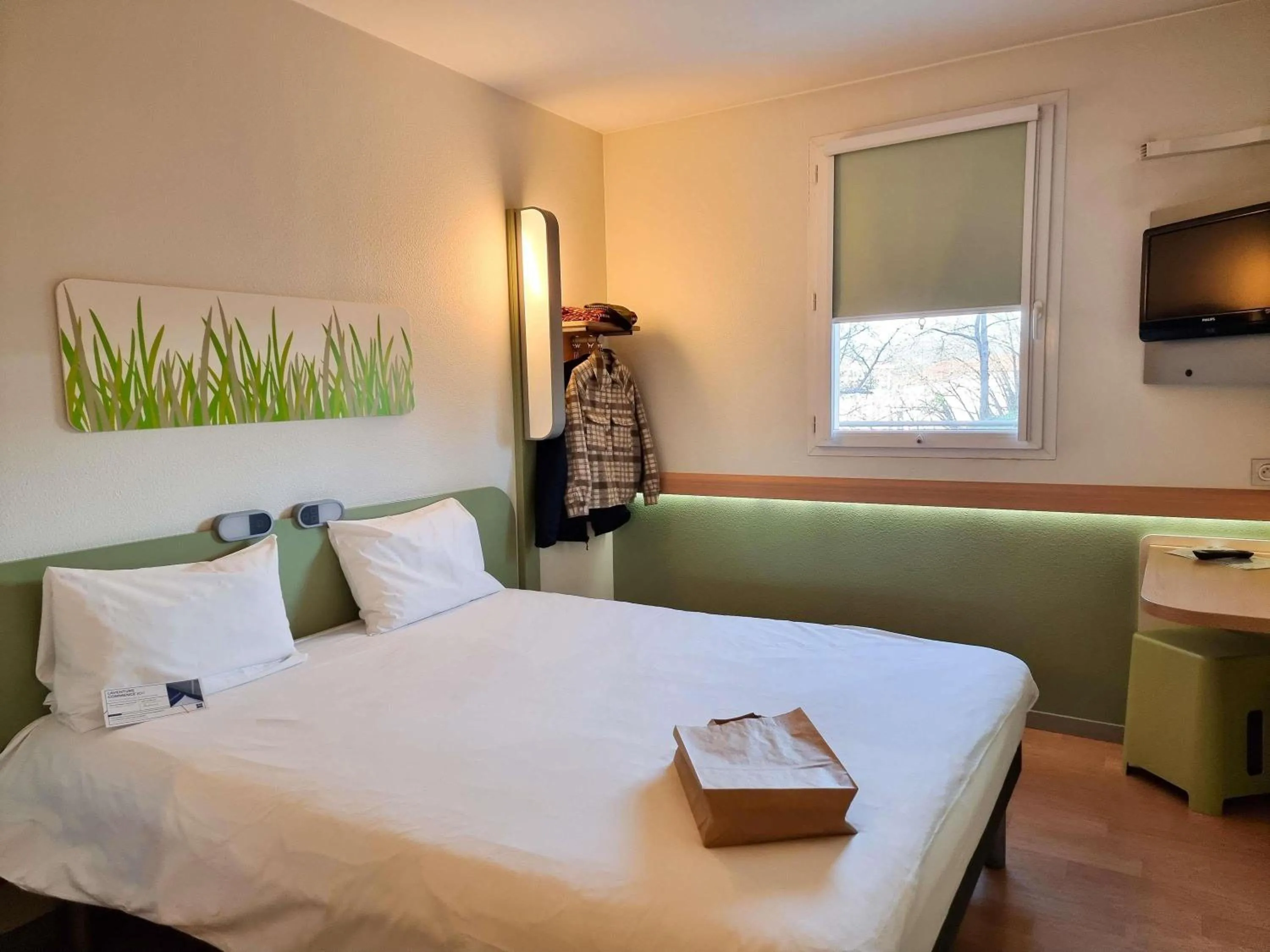 Bedroom, Bed in ibis budget Le Puy En Velay