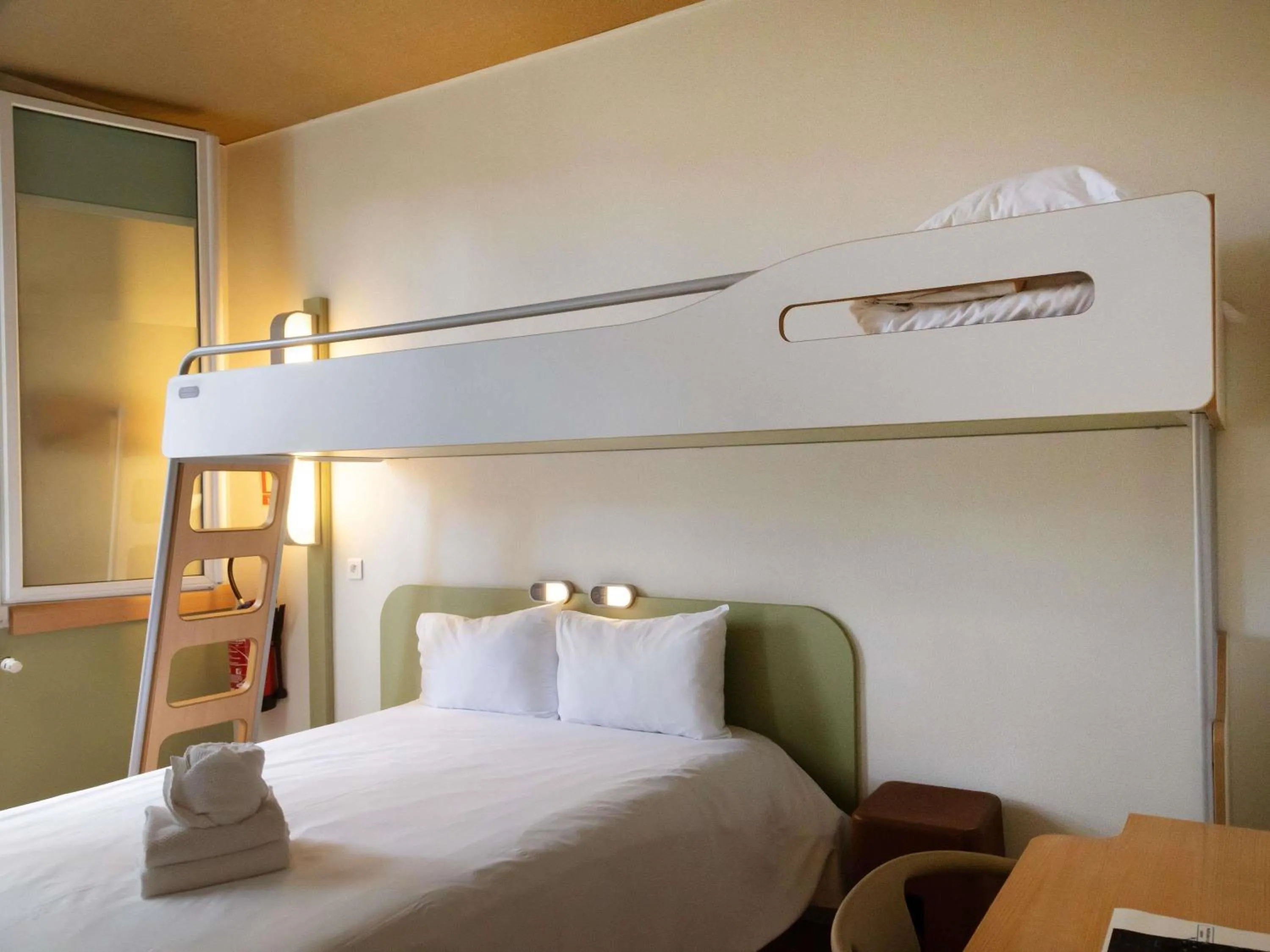 Bedroom, Bed in ibis budget Le Puy En Velay