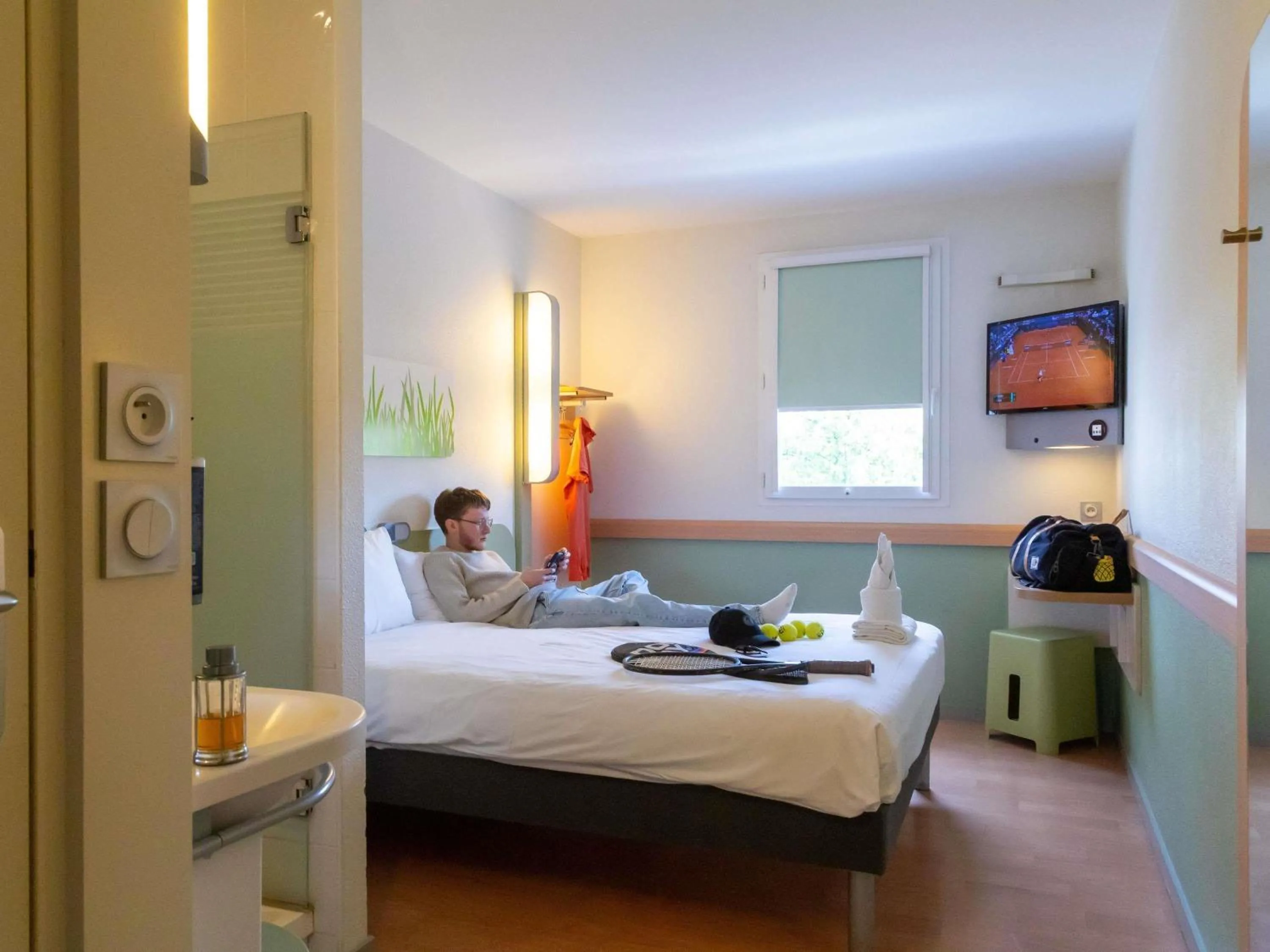 Bedroom, Bed in ibis budget Le Puy En Velay