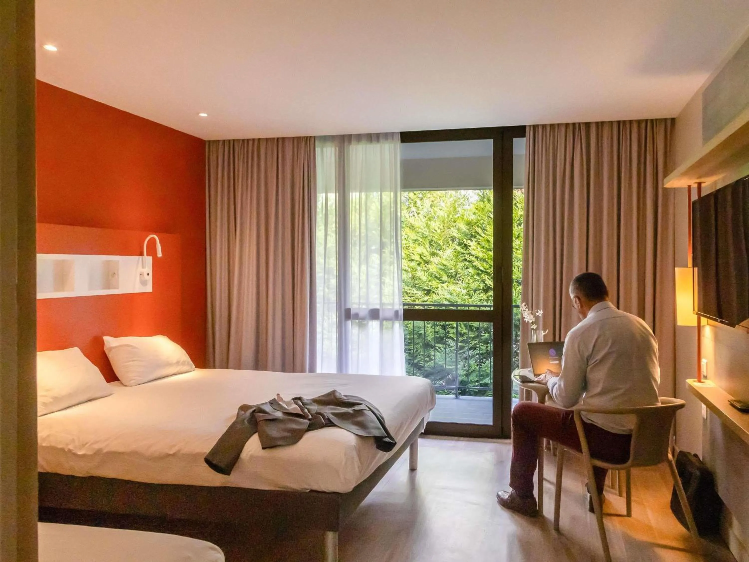 Bedroom, Bed in ibis budget Le Puy En Velay