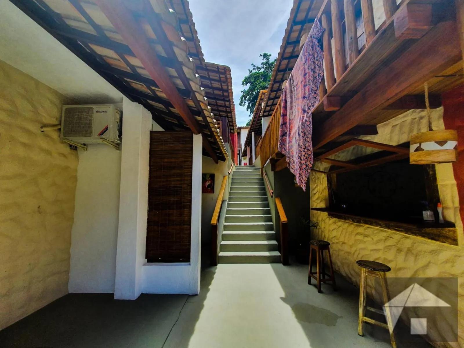 Property building in Villa Handam