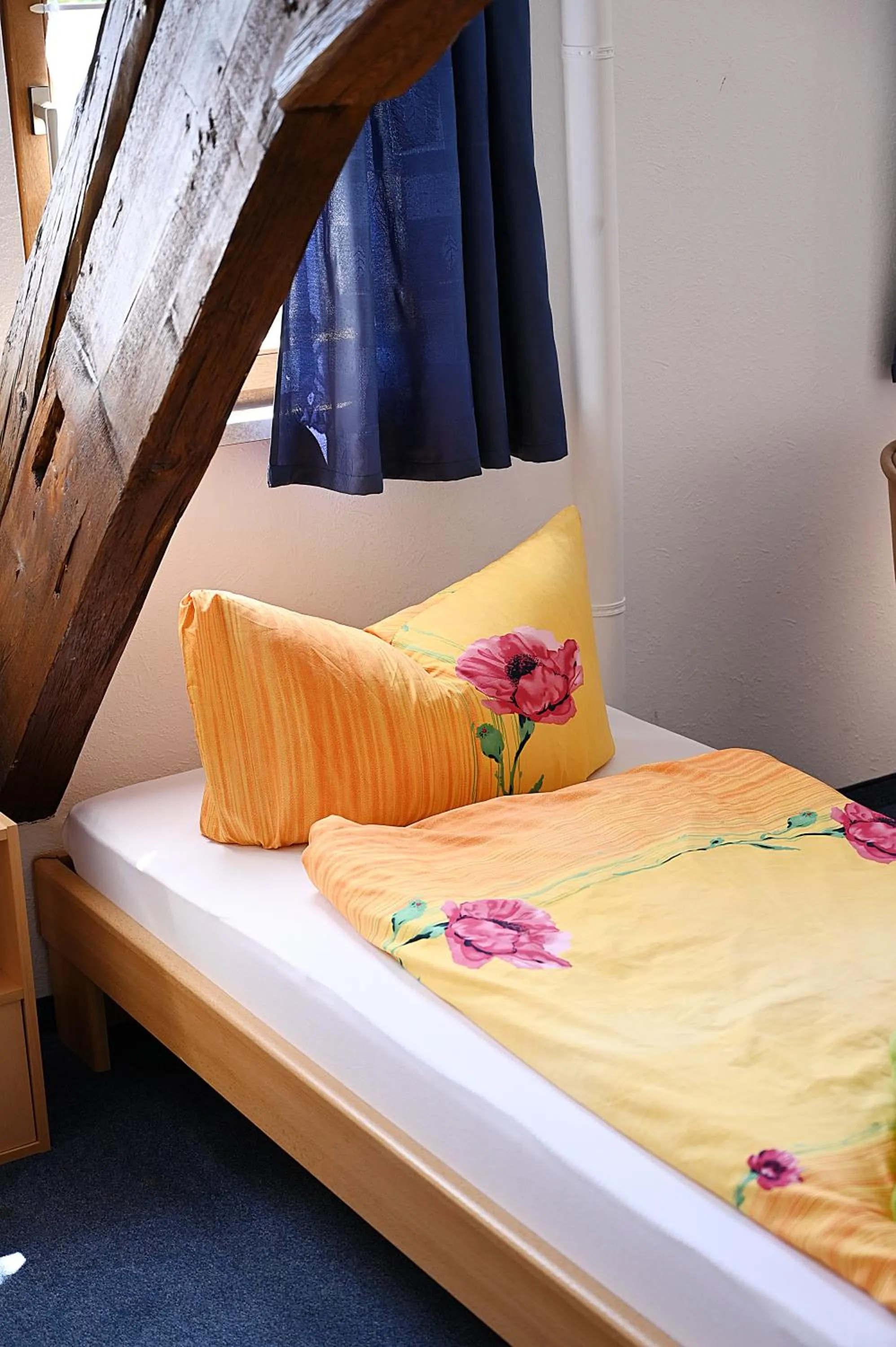 Bed in Motel an der B180