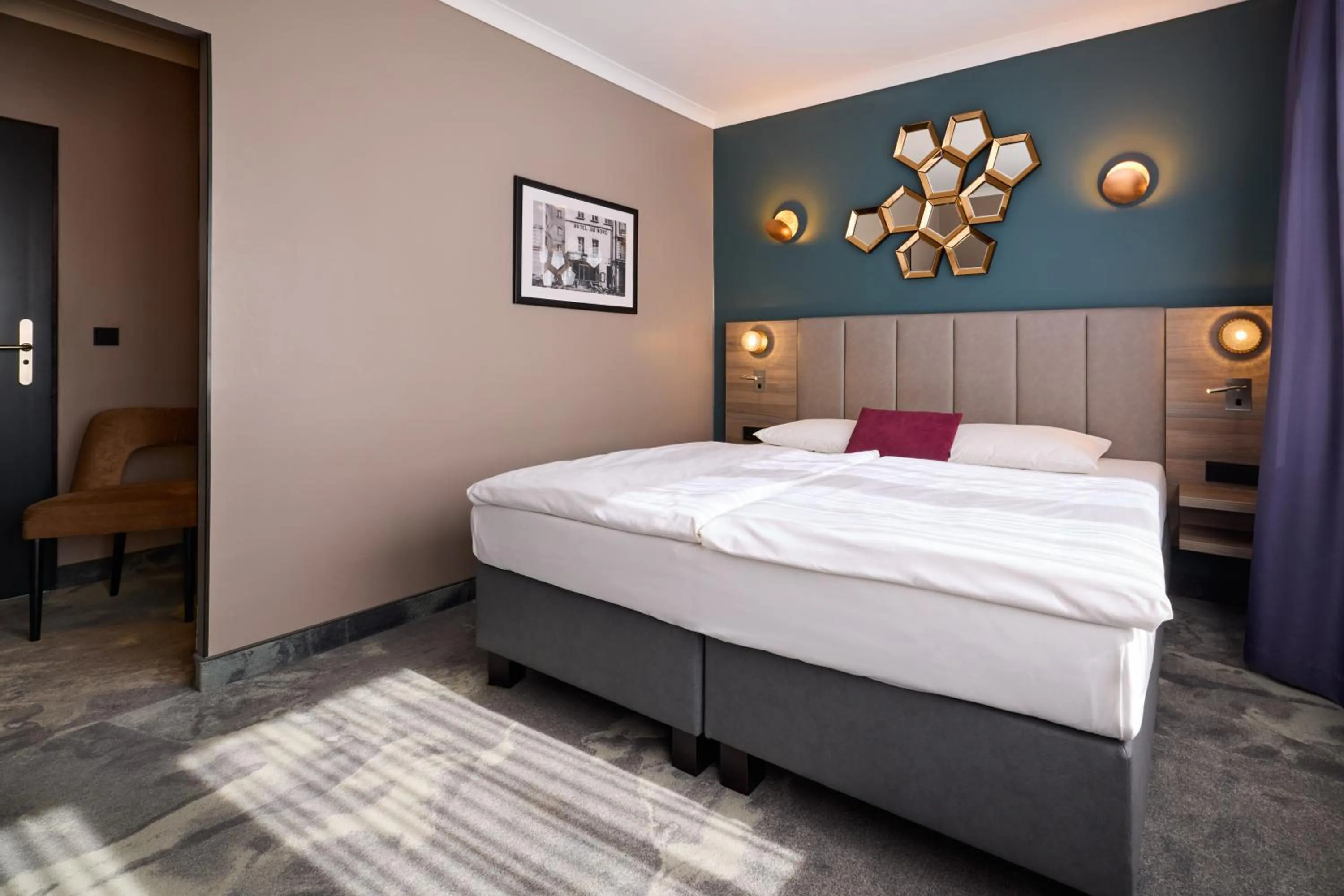 Photo of the whole room, Bed in Hotel du Nord Alster - auf der Uhlenhorst - SELF CHECK-IN