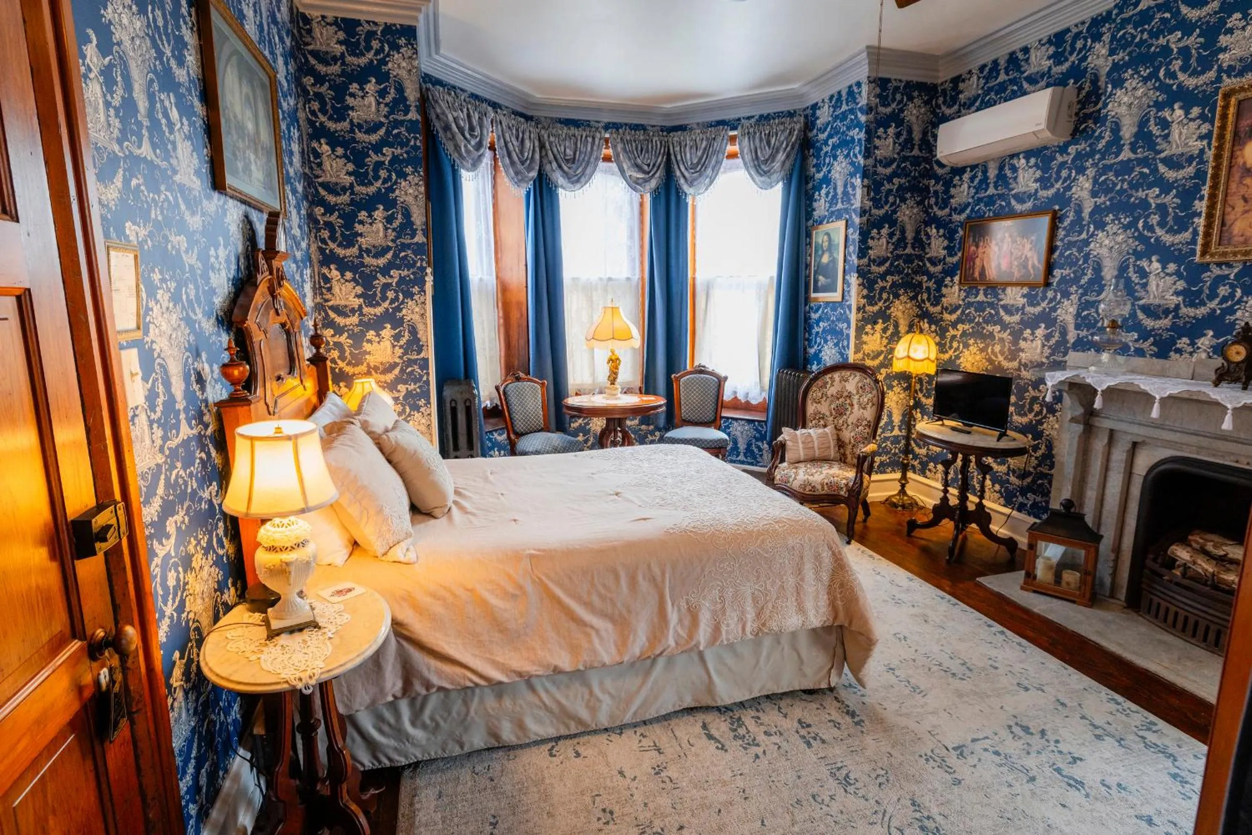 Bed in Gifford-Risley House Bed and Breakfast