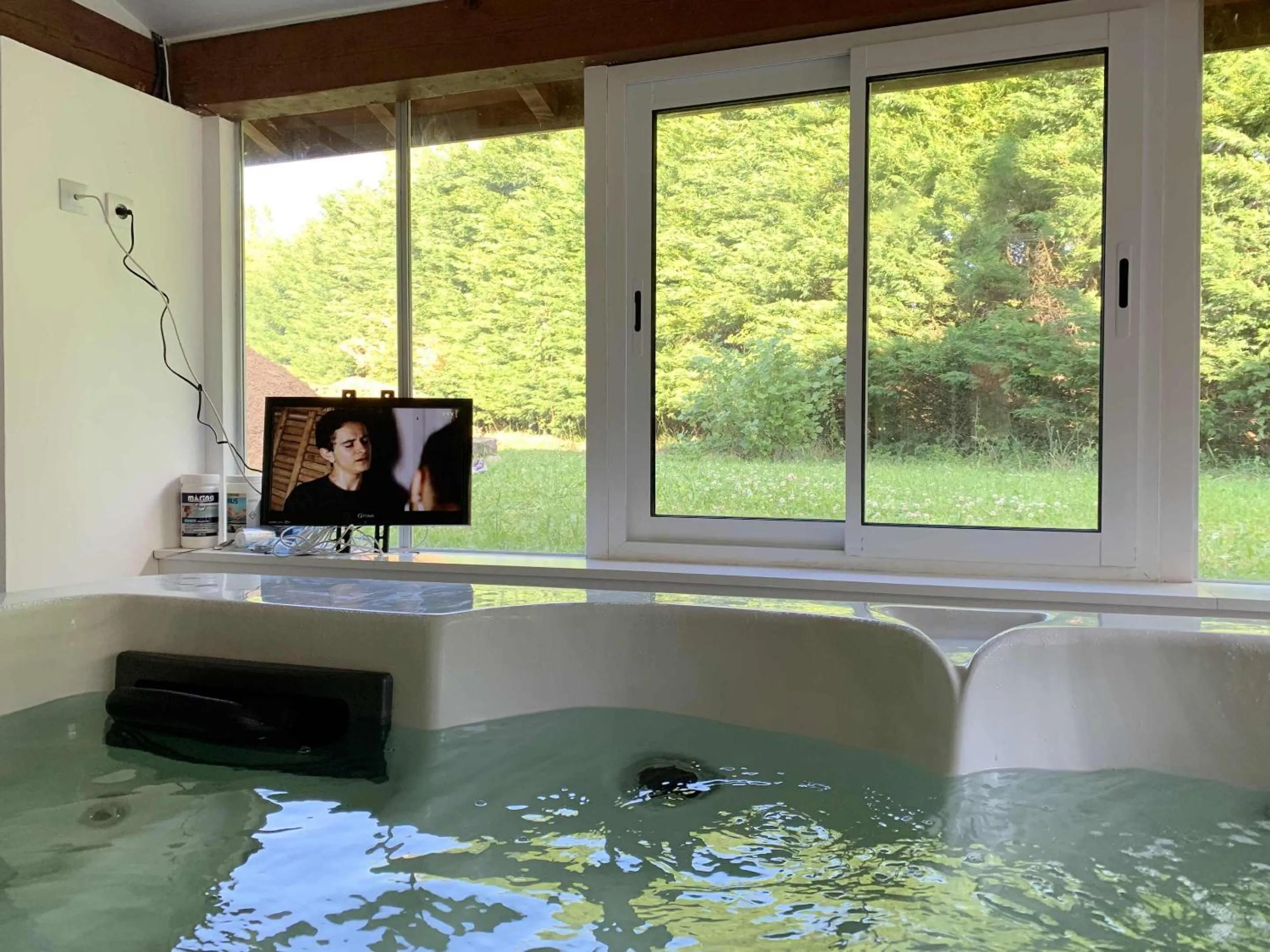 Hot Tub in Maison Piscine et Jacuzzi