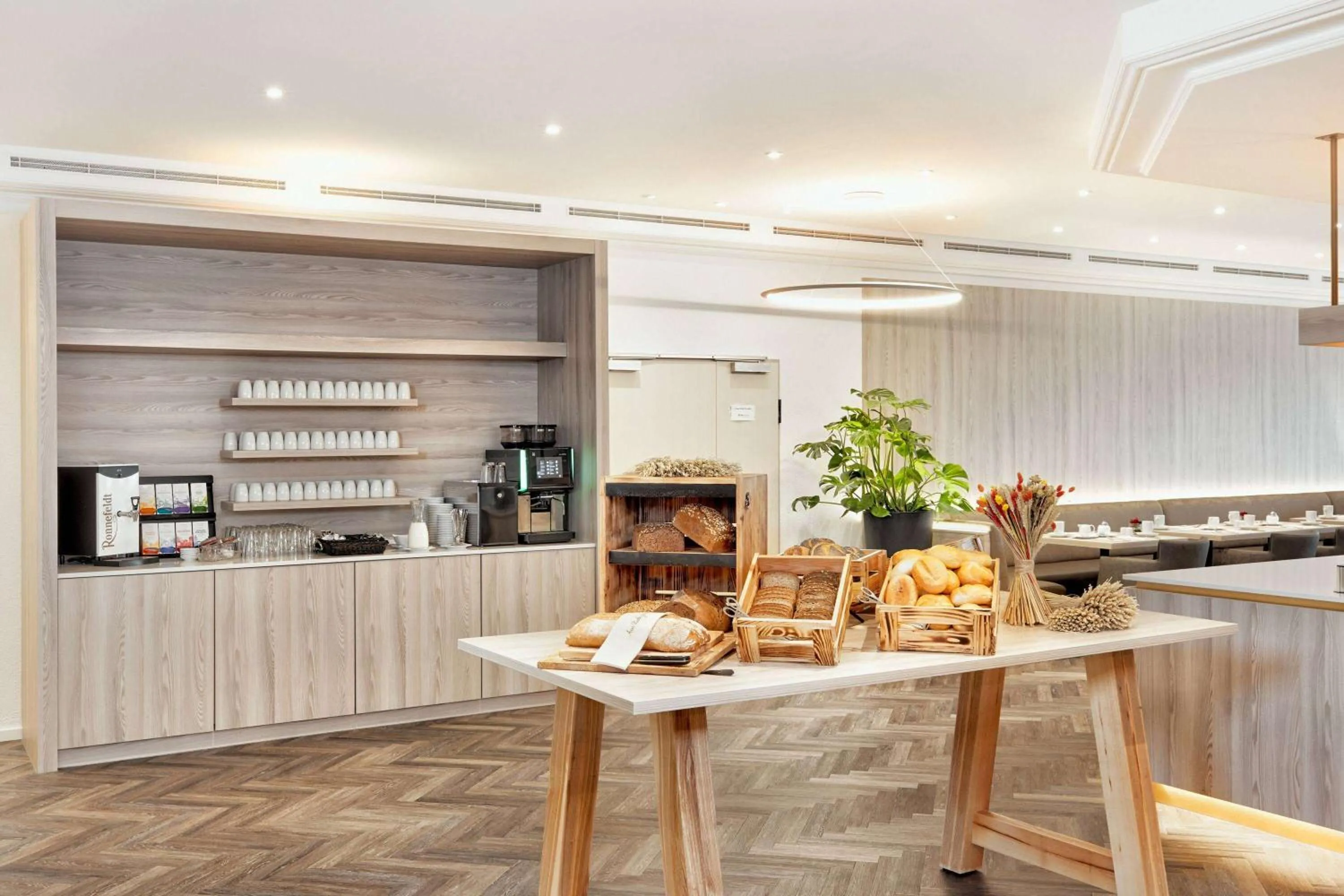 Restaurant/places to eat in H+ Hotel Frankfurt Airport West