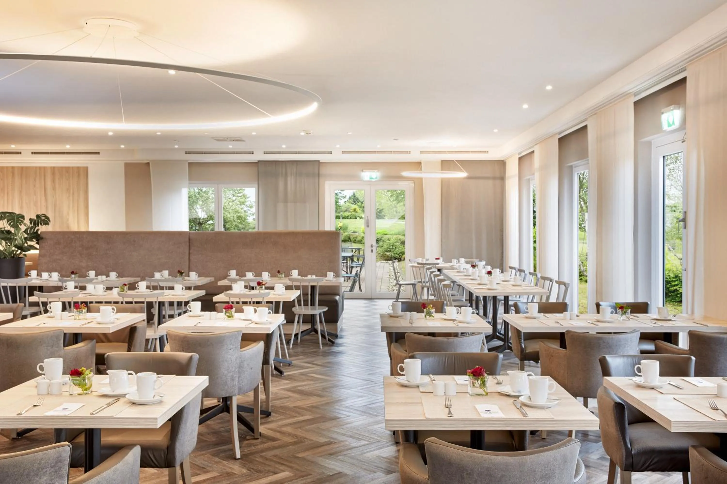 Restaurant/places to eat in H+ Hotel Frankfurt Airport West