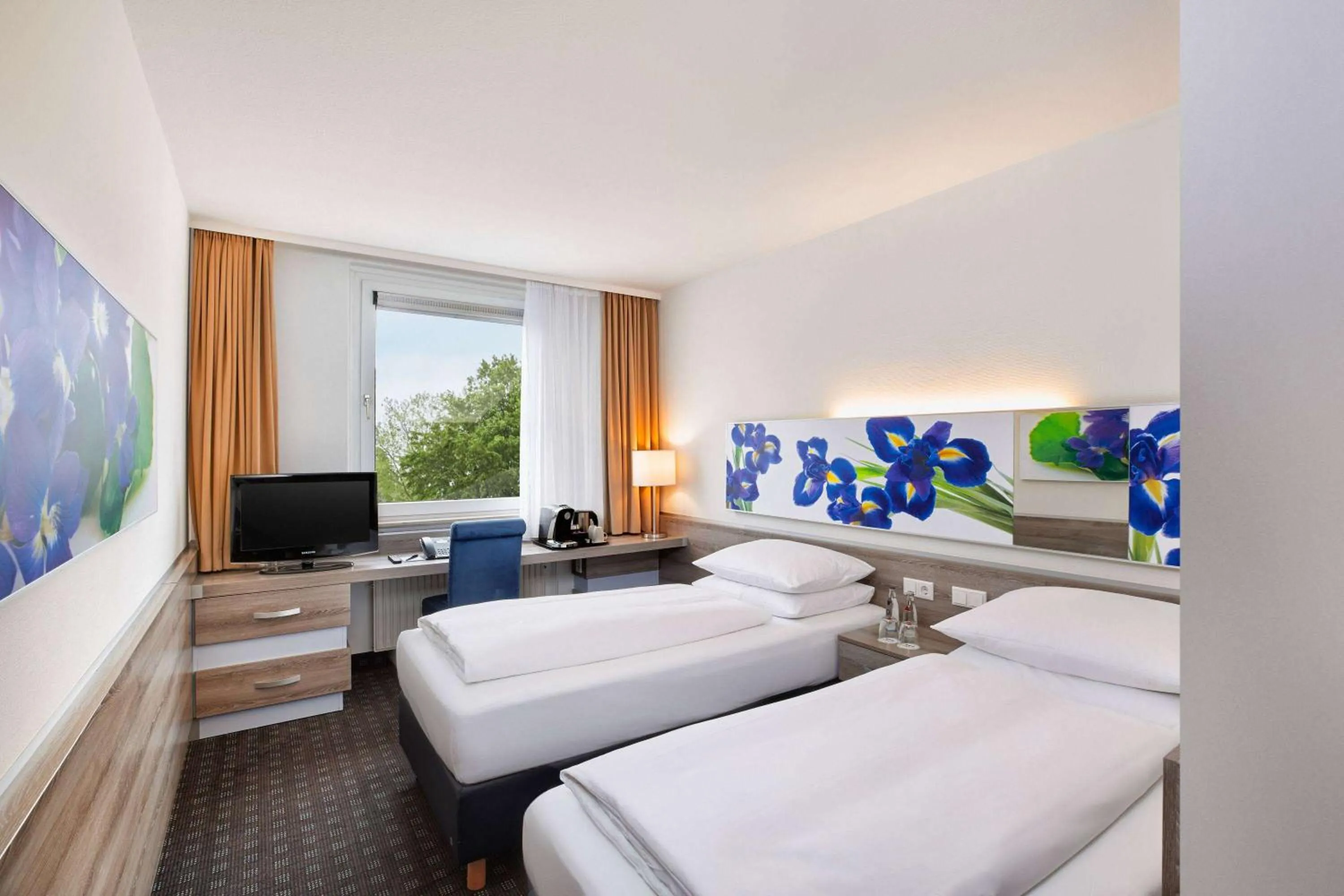 Photo of the whole room, Bed in H+ Hotel Frankfurt Airport West